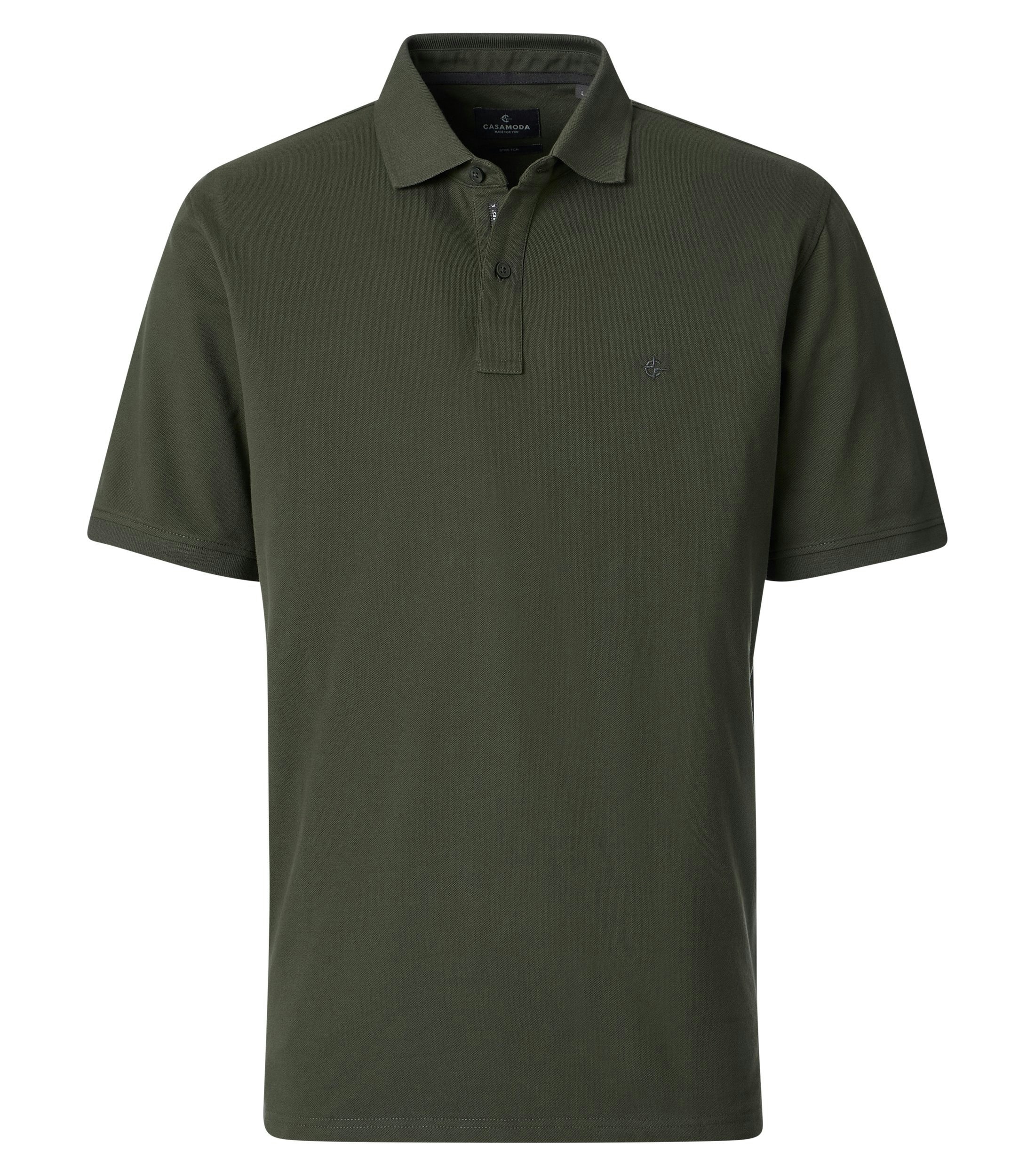 Das Model trägt ein PoloShirt im uni Muster in der Farbe Grün