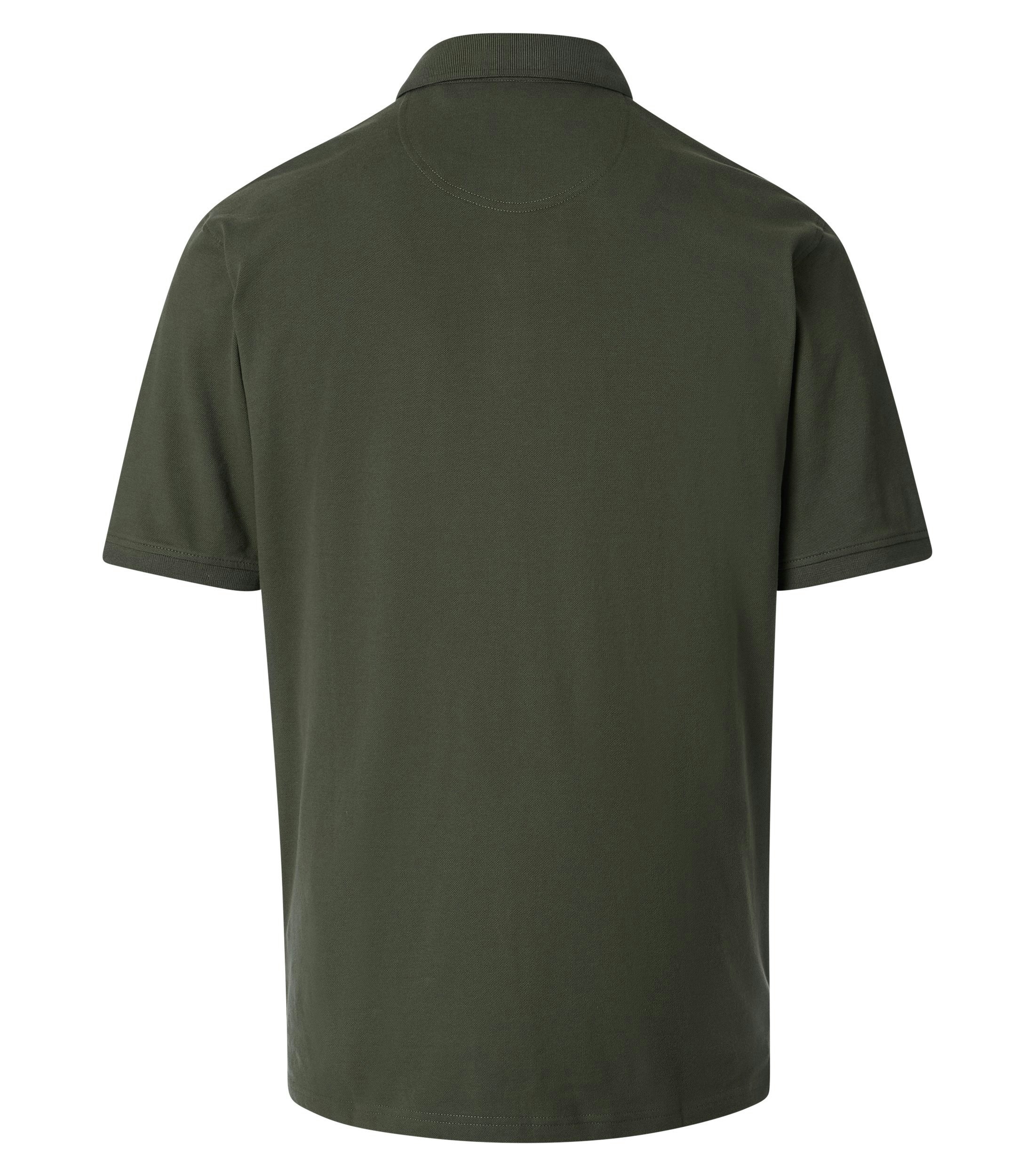 Das Model trägt ein PoloShirt im uni Muster in der Farbe Grün