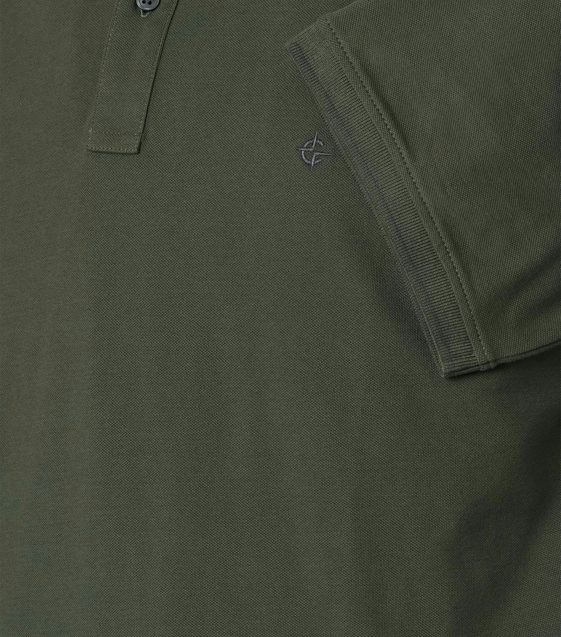 Das Model trägt ein PoloShirt im uni Muster in der Farbe Grün
