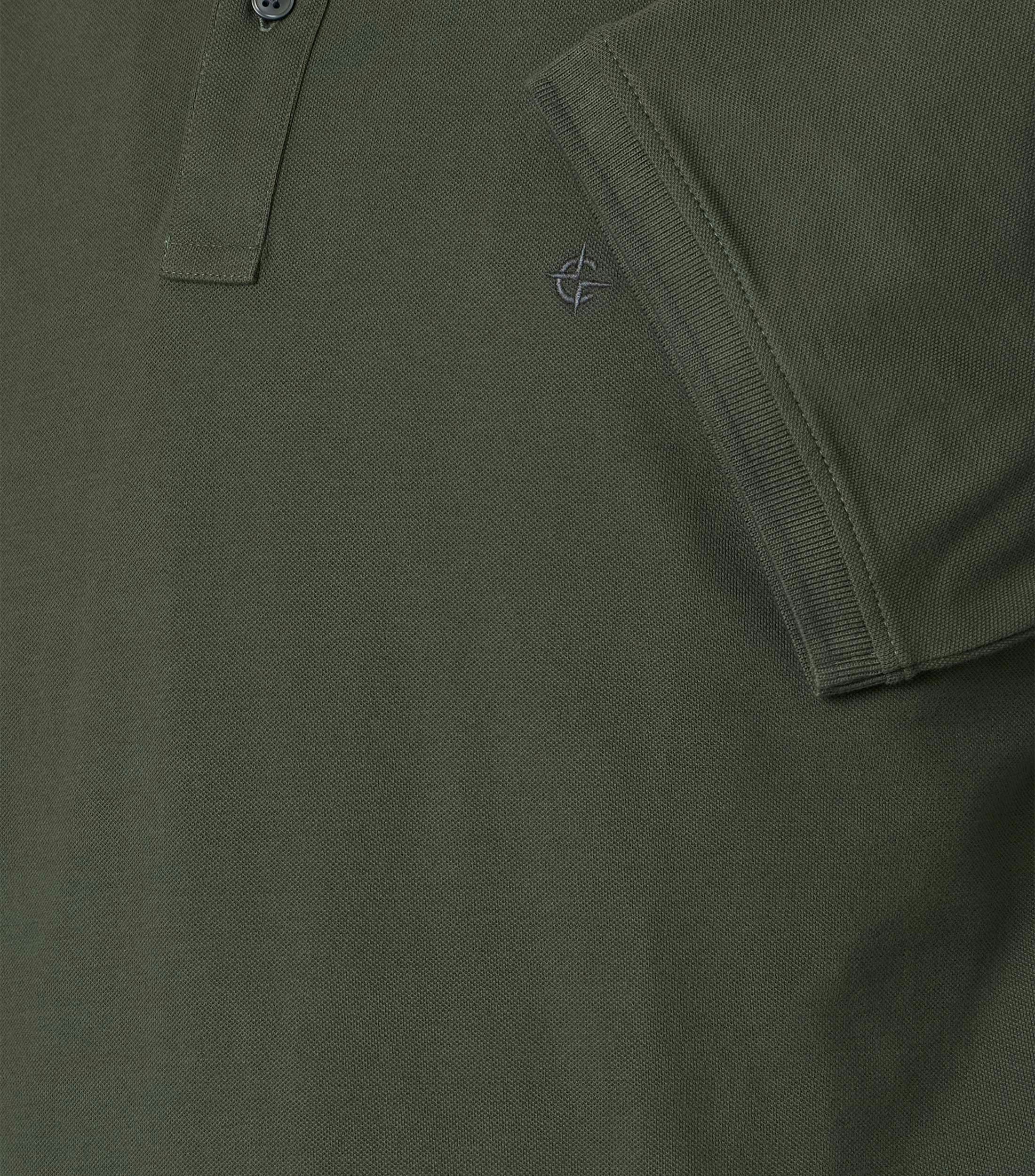 Das Model trägt ein PoloShirt im uni Muster in der Farbe Grün