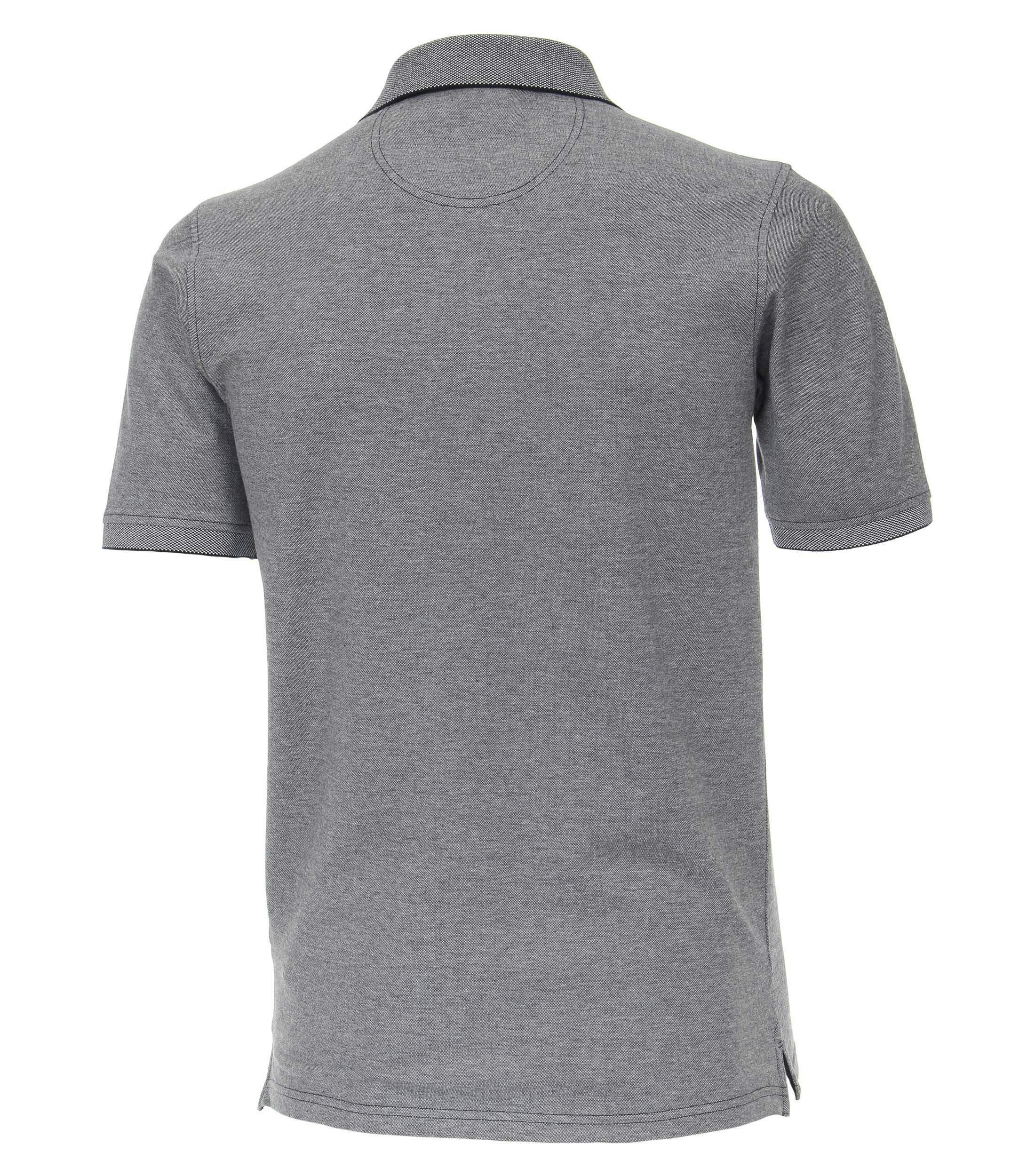 Das Model trägt ein PoloShirt im uni Muster in der Farbe Weißblau