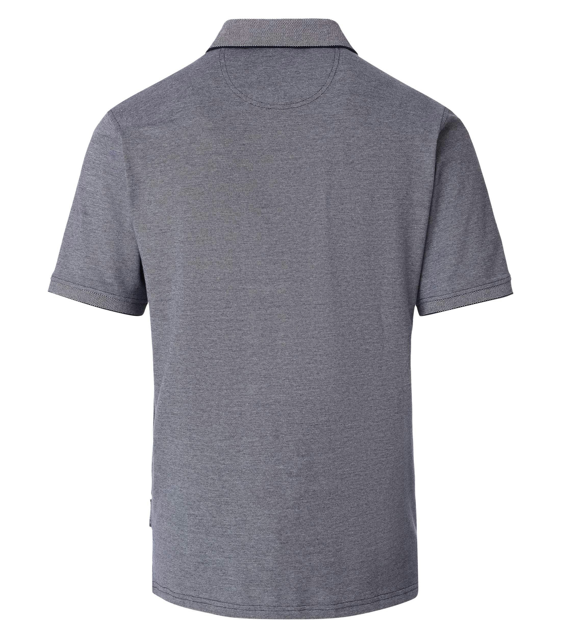 Das Model trägt ein PoloShirt im uni Muster in der Farbe Weißblau