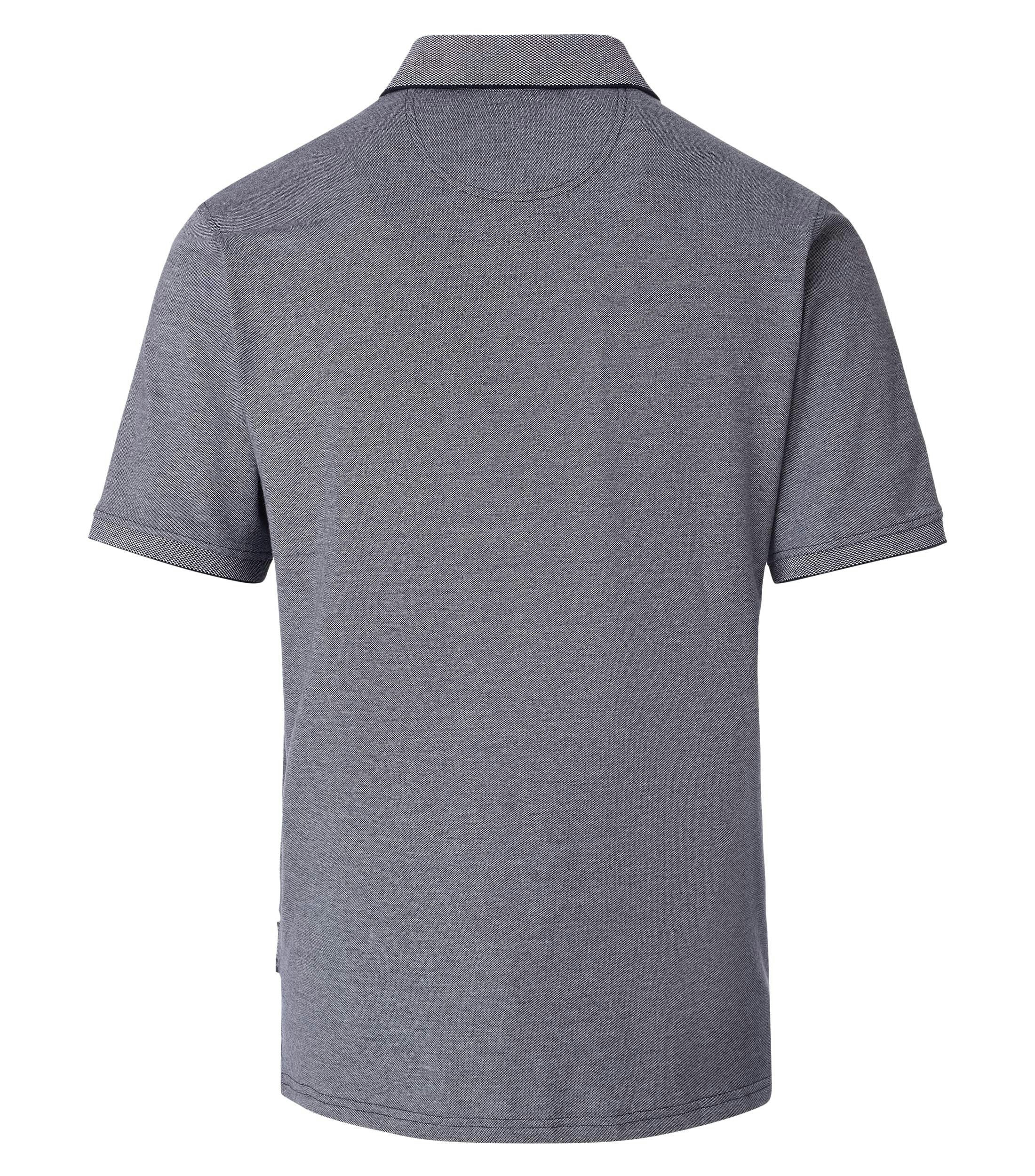 Das Model trägt ein PoloShirt im uni Muster in der Farbe Weißblau