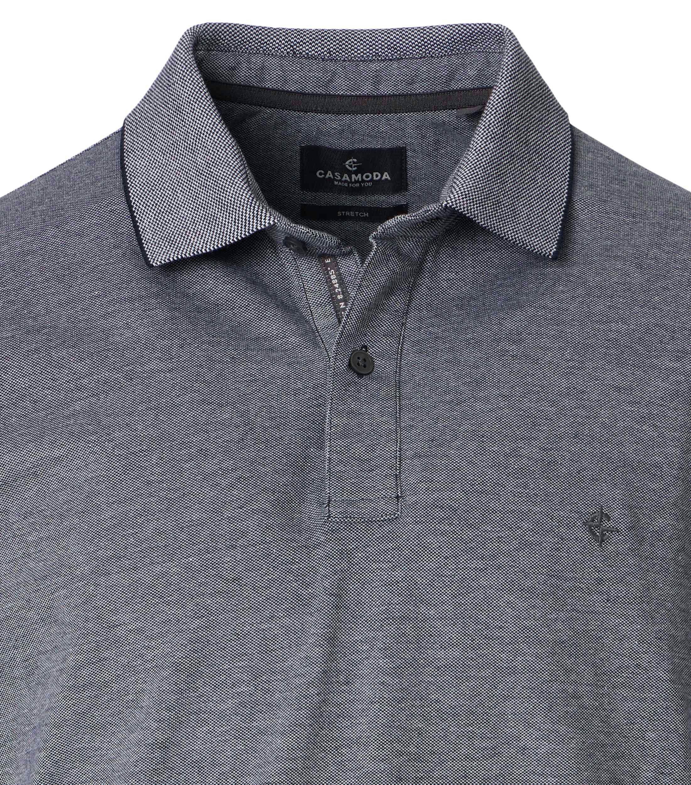Das Model trägt ein PoloShirt im uni Muster in der Farbe Weißblau