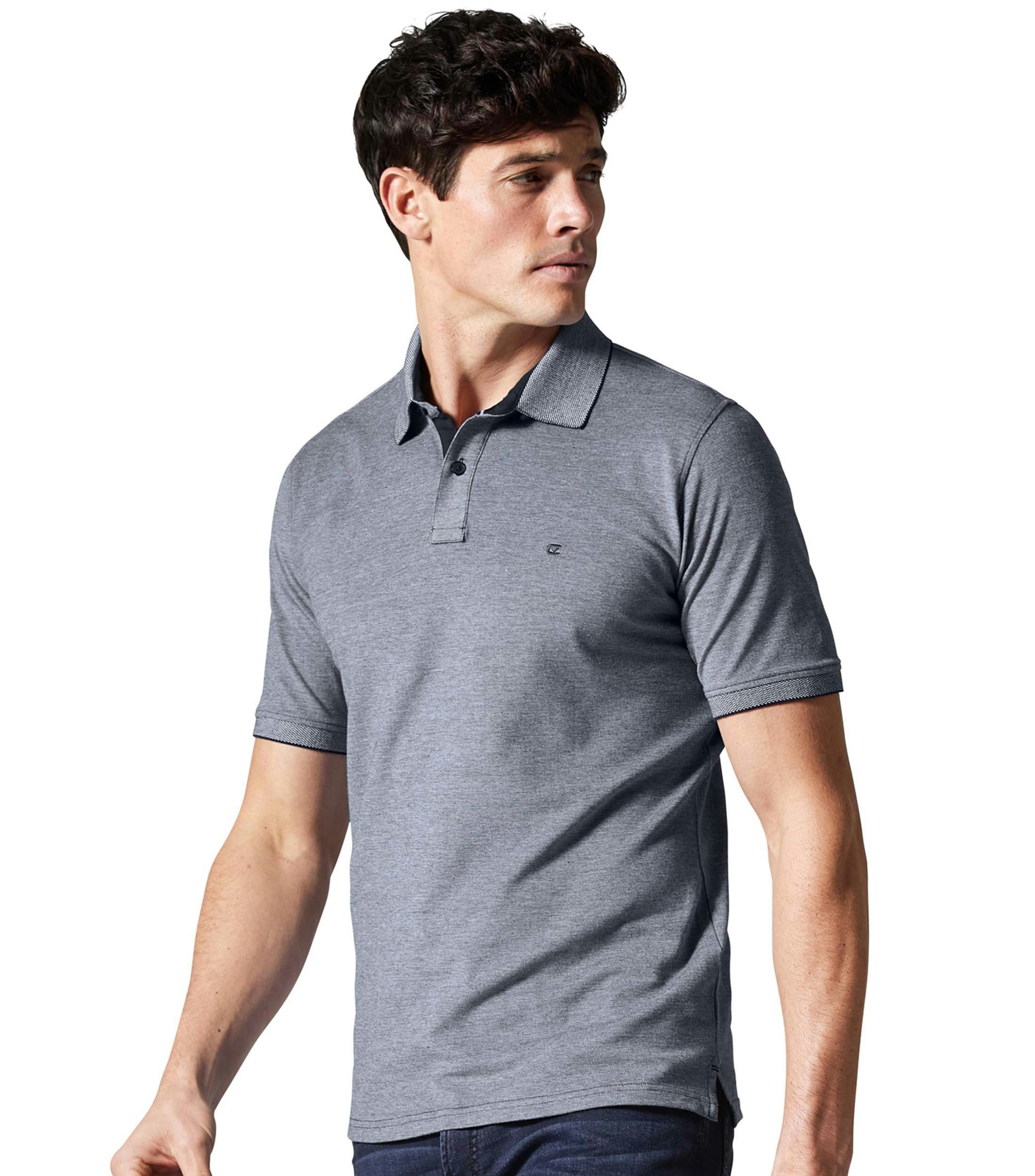 Das Model trägt ein PoloShirt im uni Muster in der Farbe Weißblau