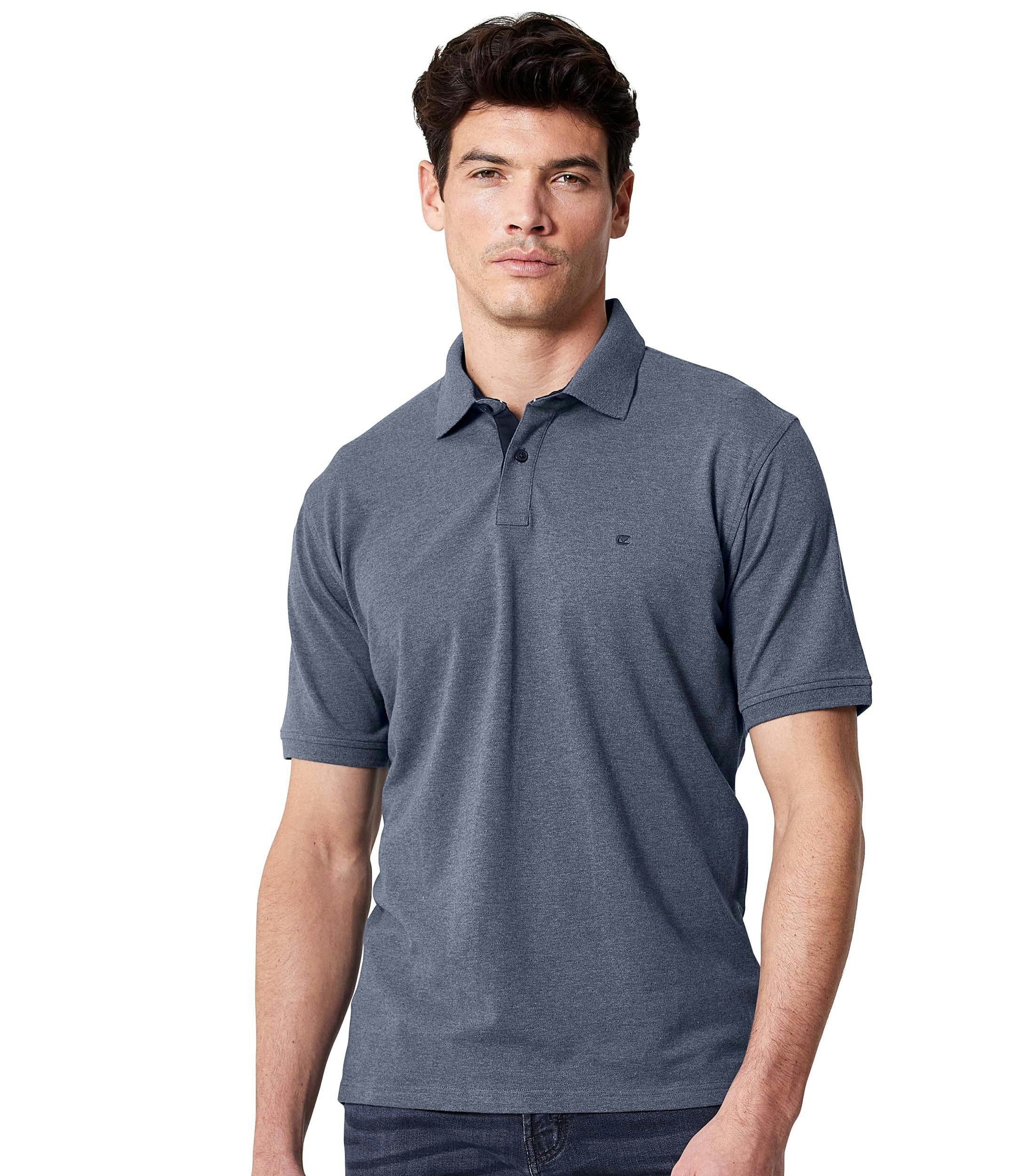 Das Model trägt ein PoloShirt im uni Muster in der Farbe dunkel Mittelblau