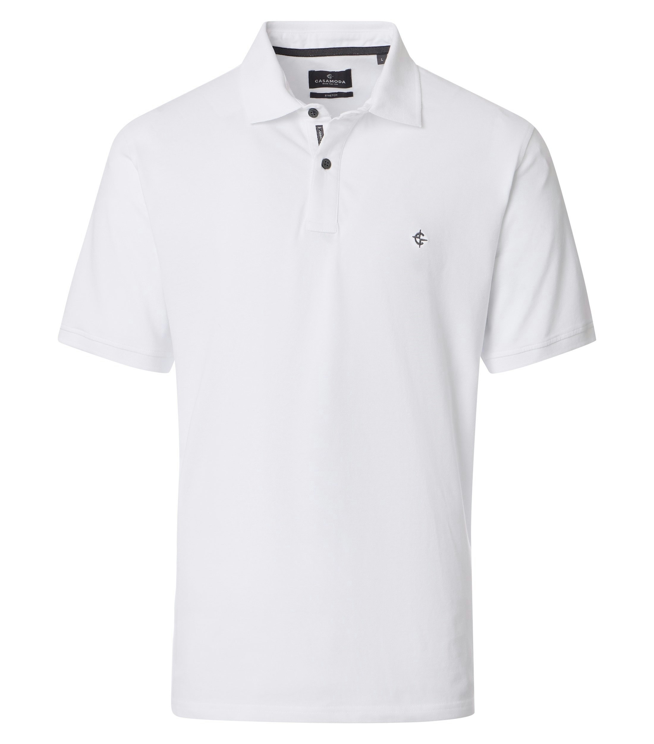 Das Model trägt ein PoloShirt im uni Muster in der Farbe Weiß