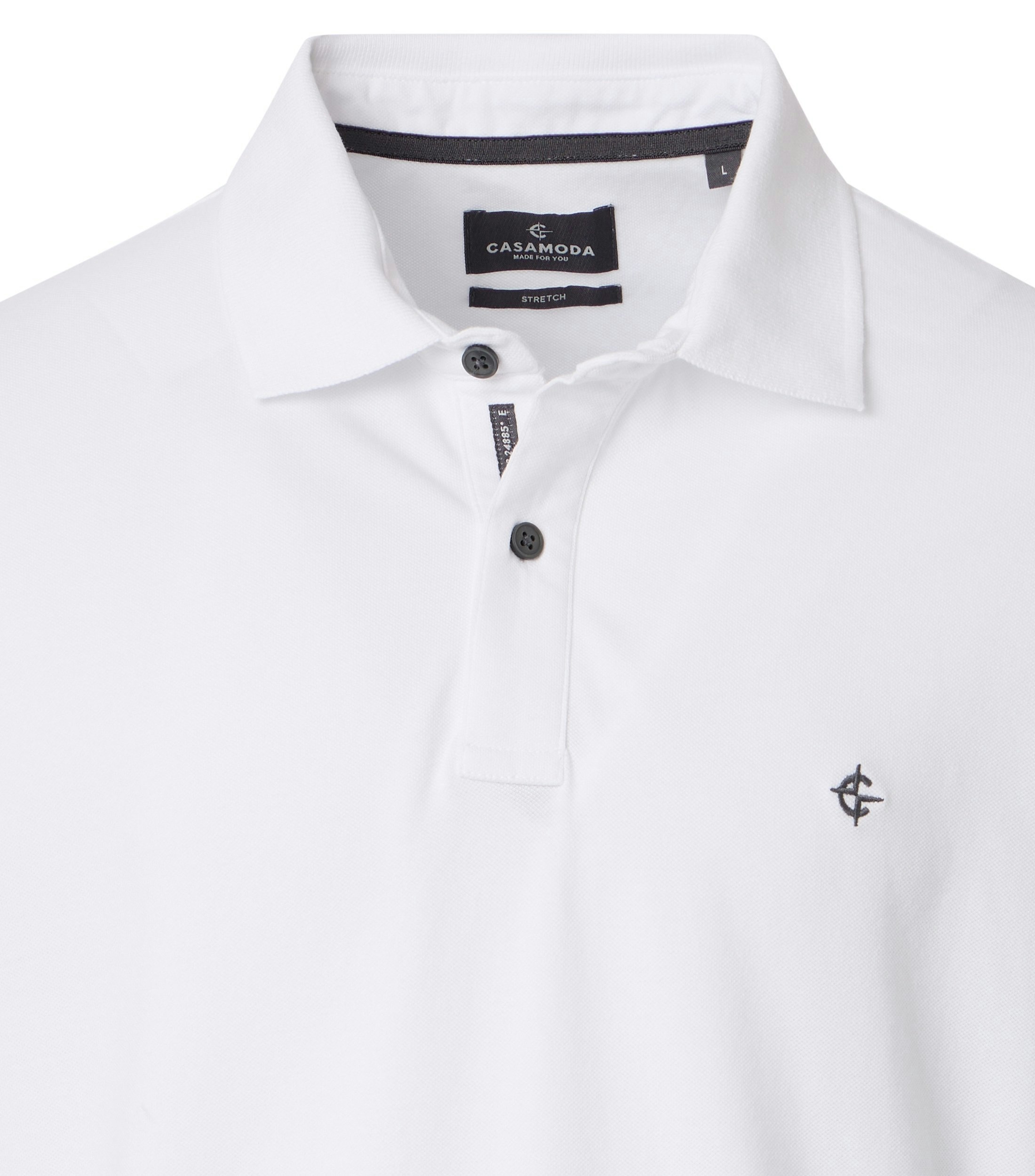Das Model trägt ein PoloShirt im uni Muster in der Farbe Weiß