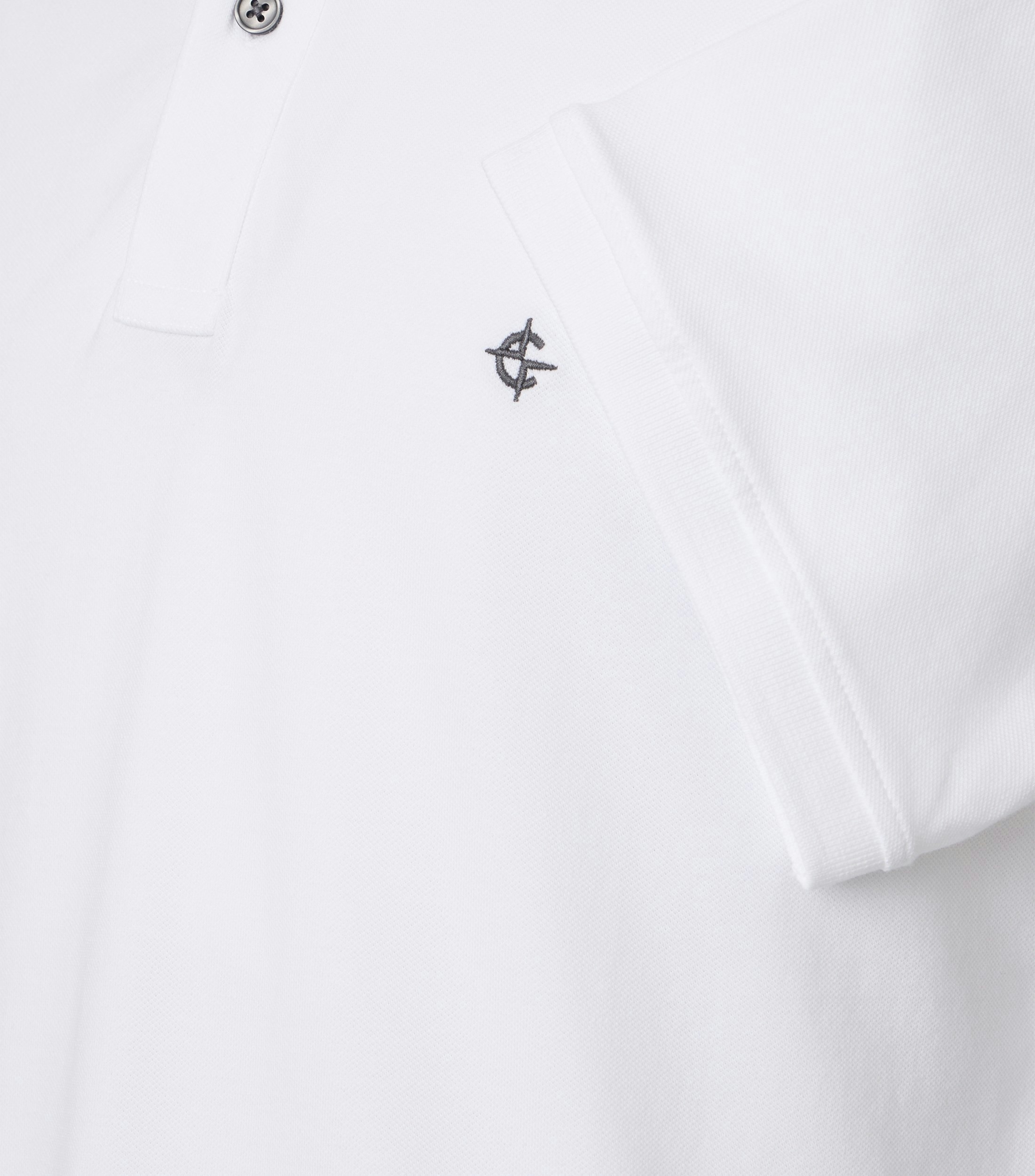Das Model trägt ein PoloShirt im uni Muster in der Farbe Weiß