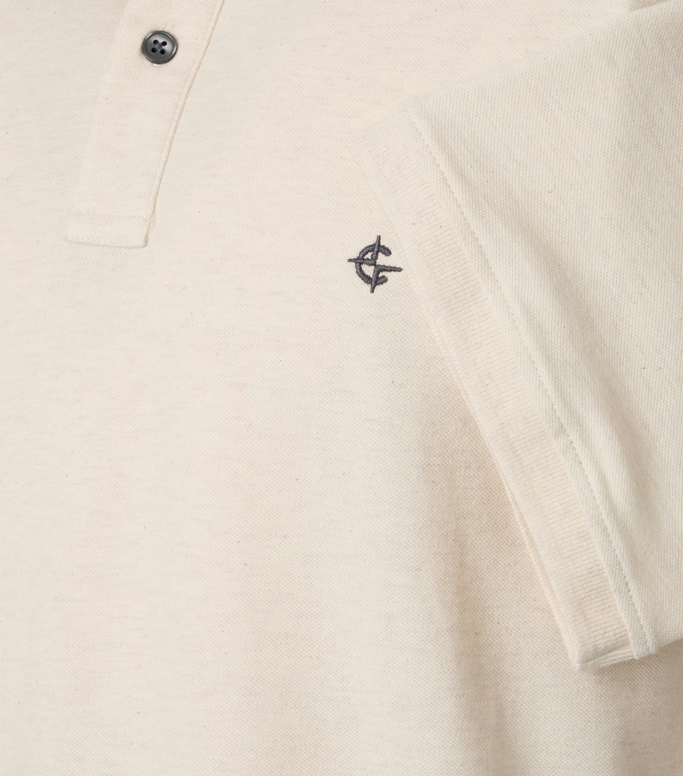 Ein Polo-Shirt im uni Muster in der Farbe Ivory