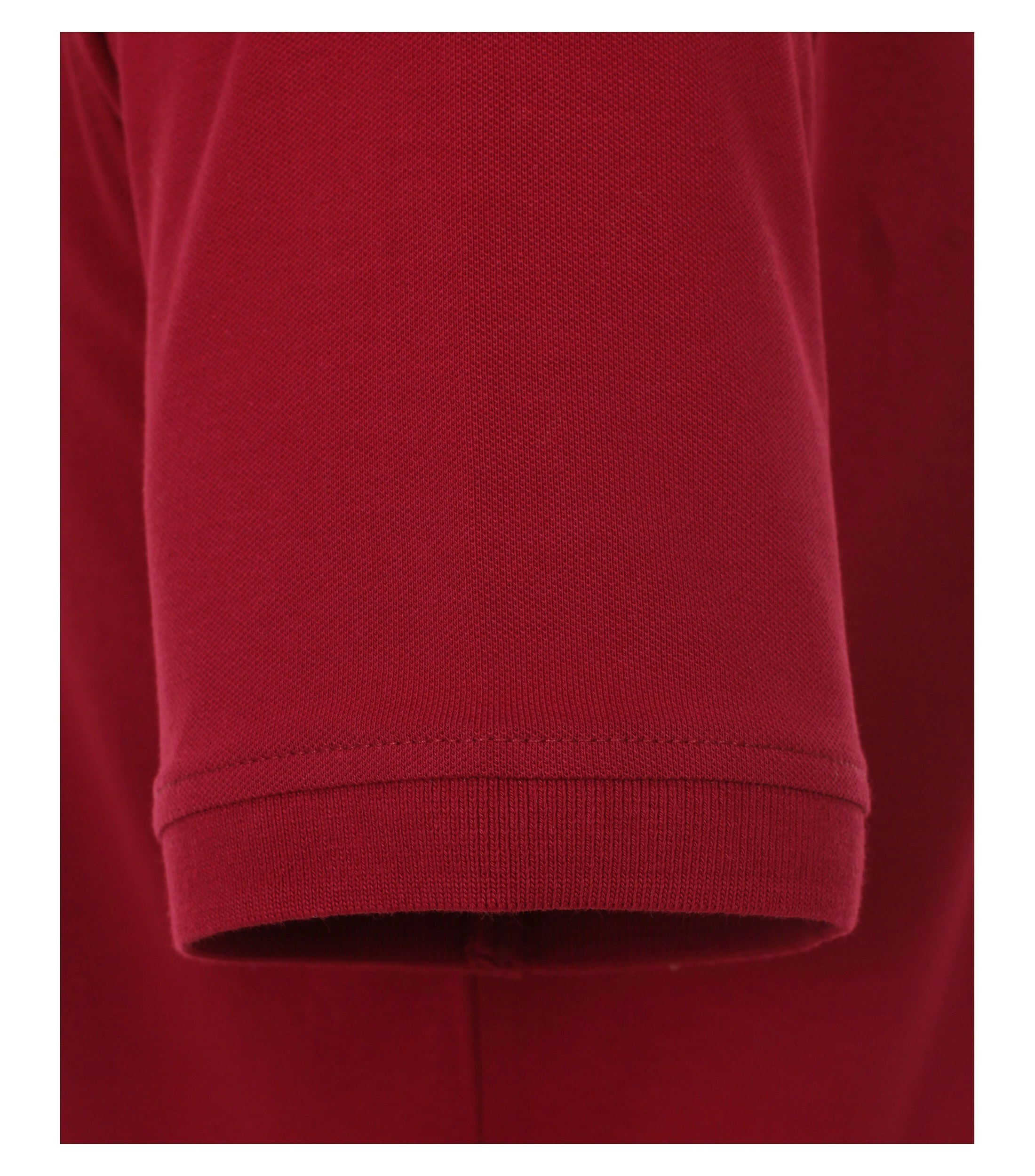 Das Model trägt ein PoloShirt im uni Muster in der Farbe Beere