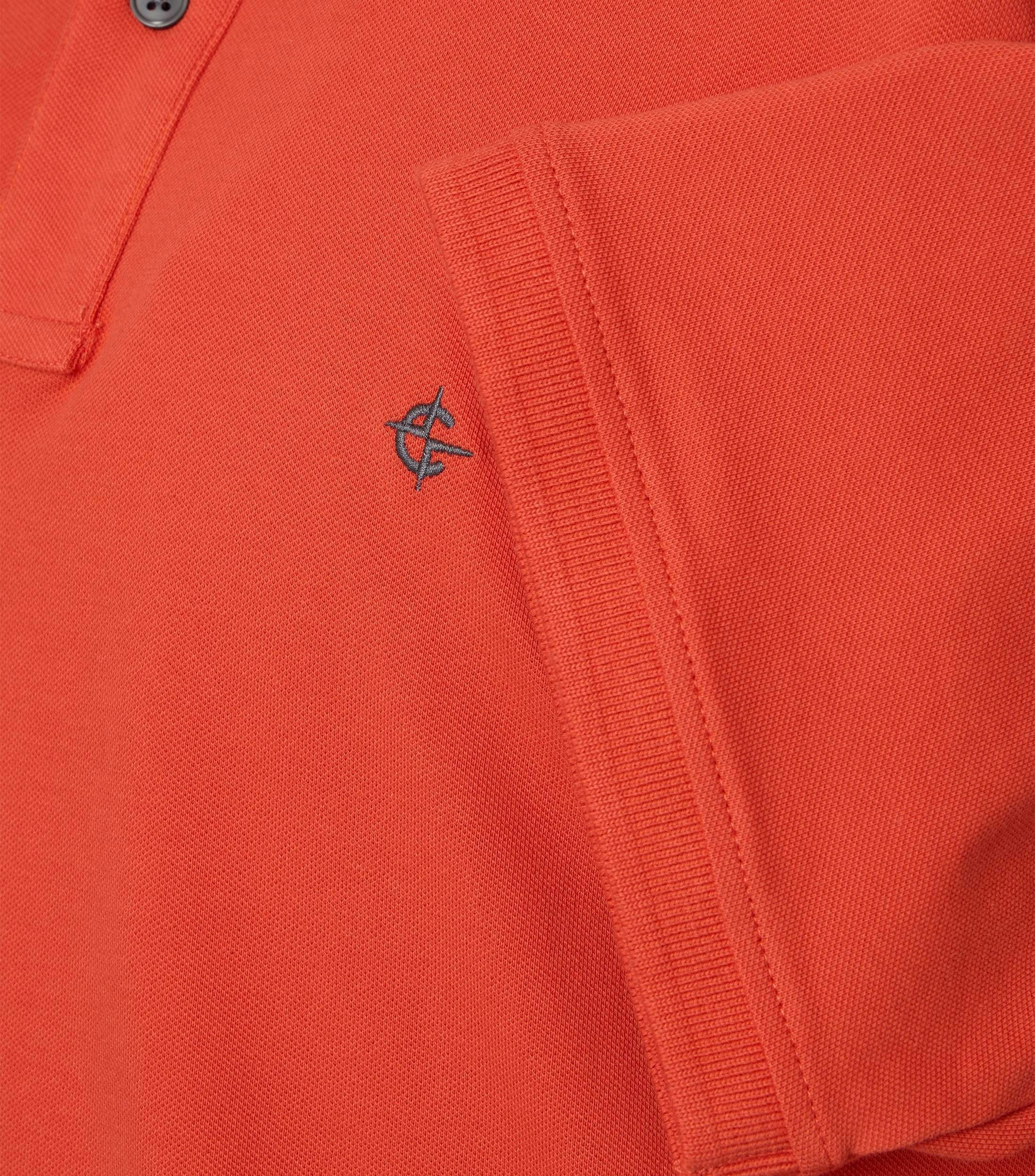 Ein Polo-Shirt im uni Muster in der Farbe Rotorange