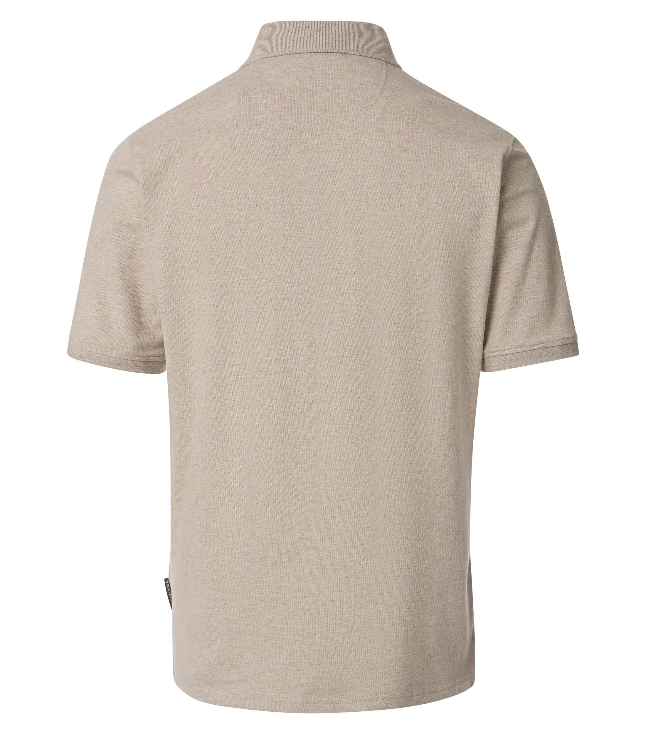 Das Model trägt ein PoloShirt im uni Muster in der Farbe Champagner