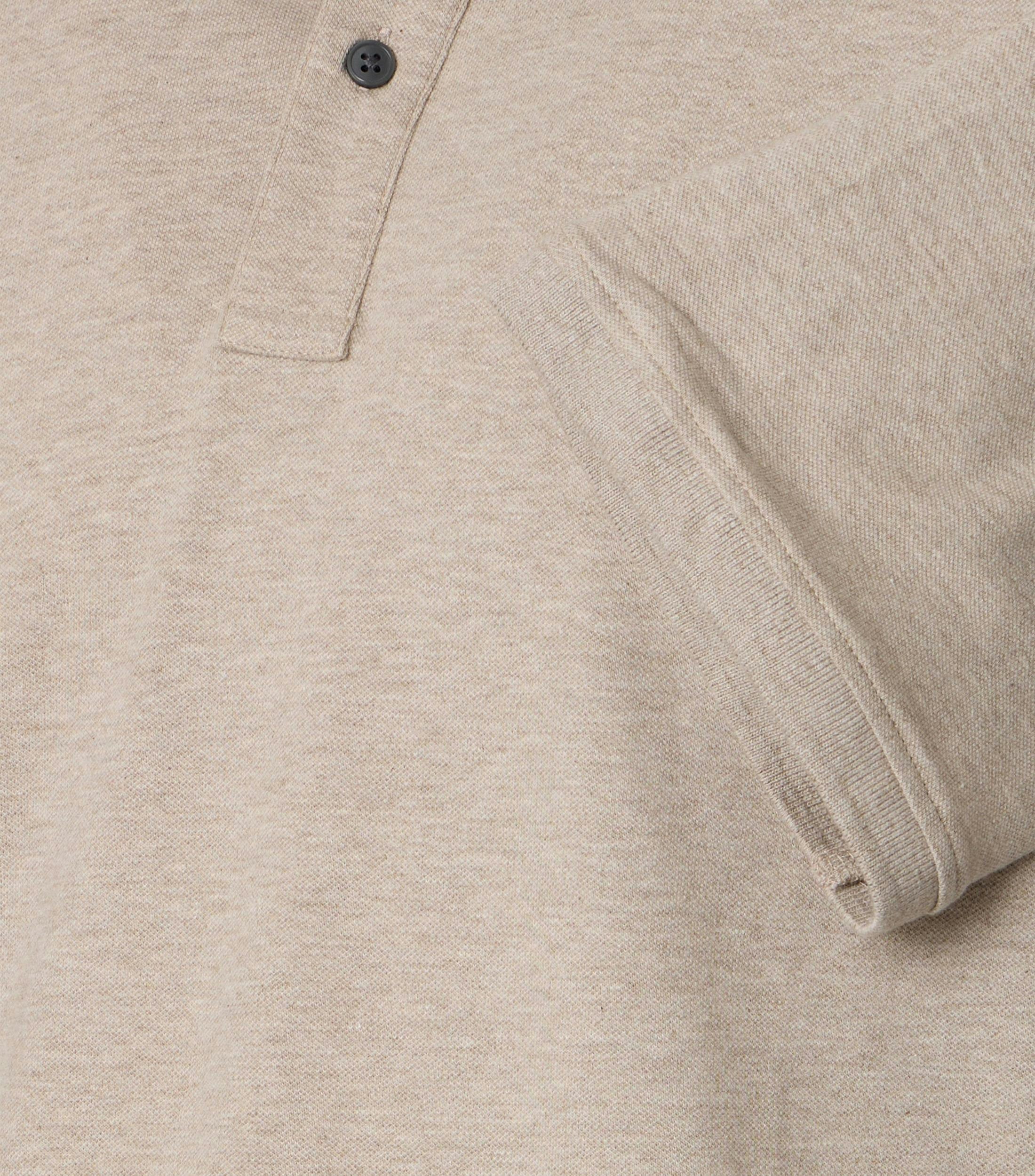 Das Model trägt ein PoloShirt im uni Muster in der Farbe Champagner