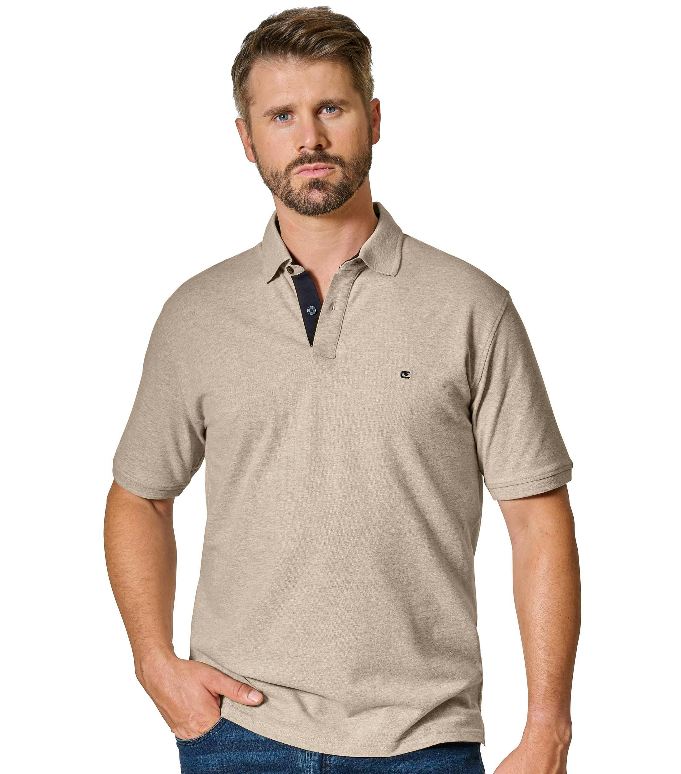 Das Model trägt ein PoloShirt im uni Muster in der Farbe Champagner
