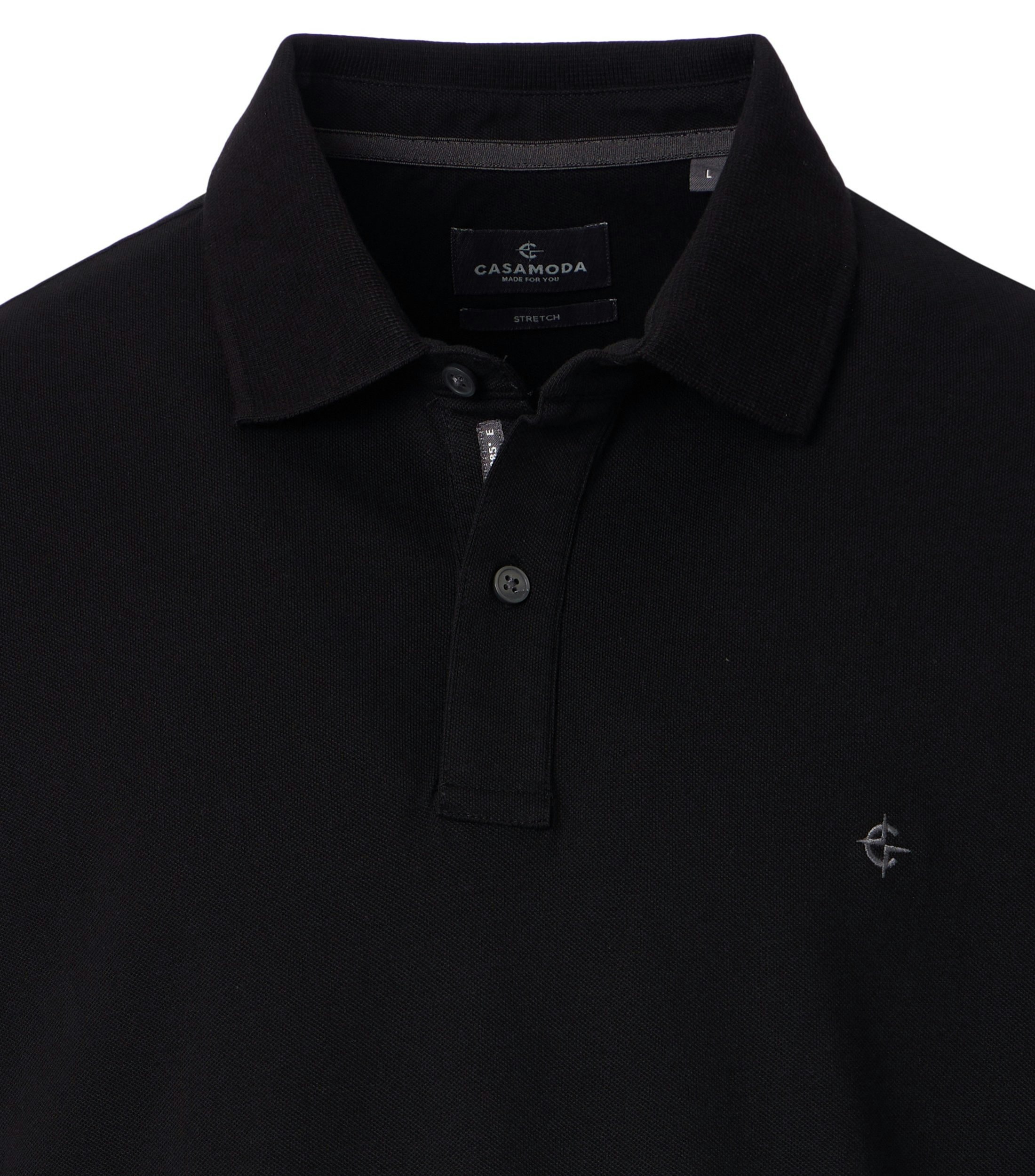 Das Model trägt ein PoloShirt im uni Muster in der Farbe Schwarz