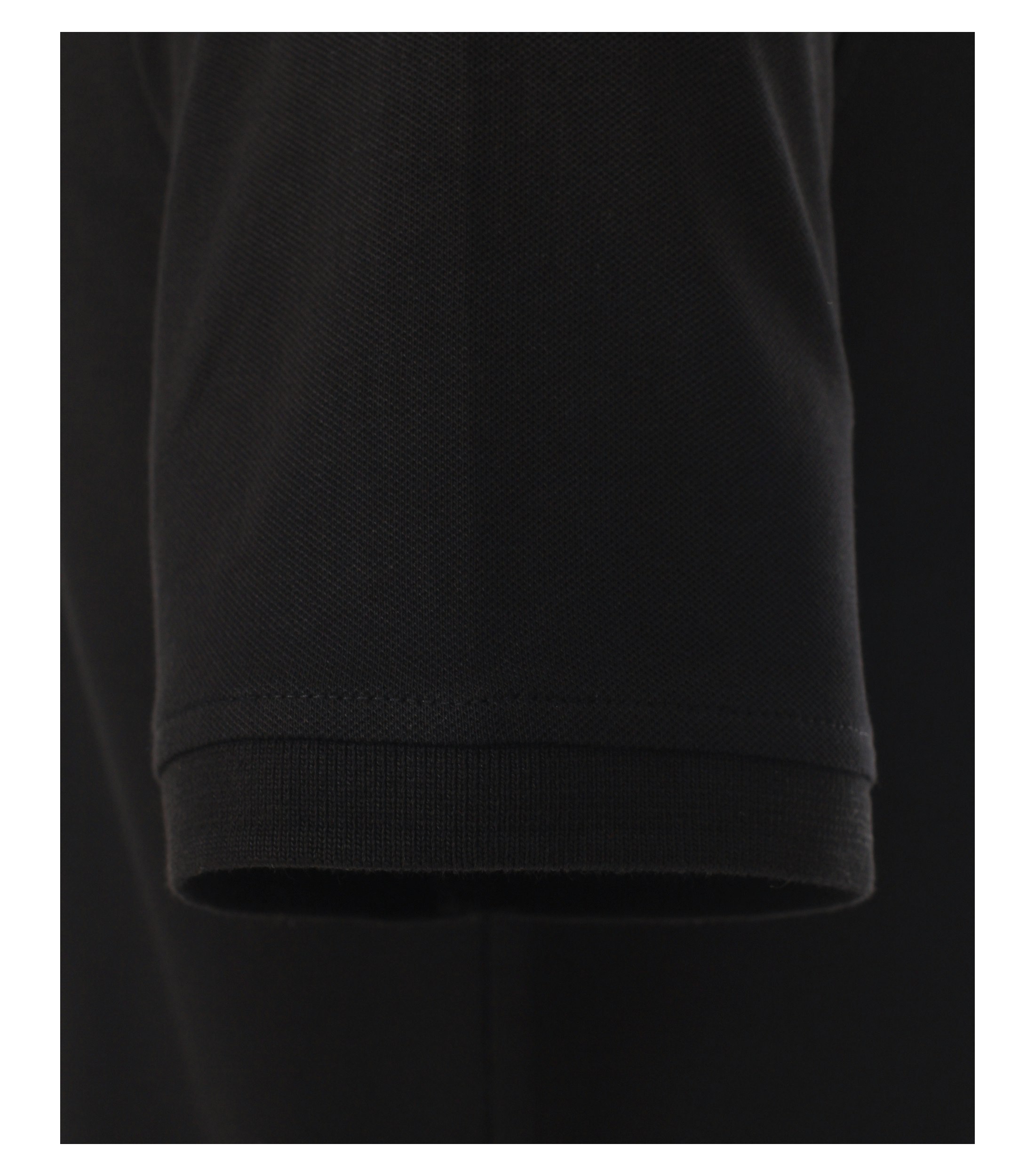 Das Model trägt ein PoloShirt im uni Muster in der Farbe Schwarz