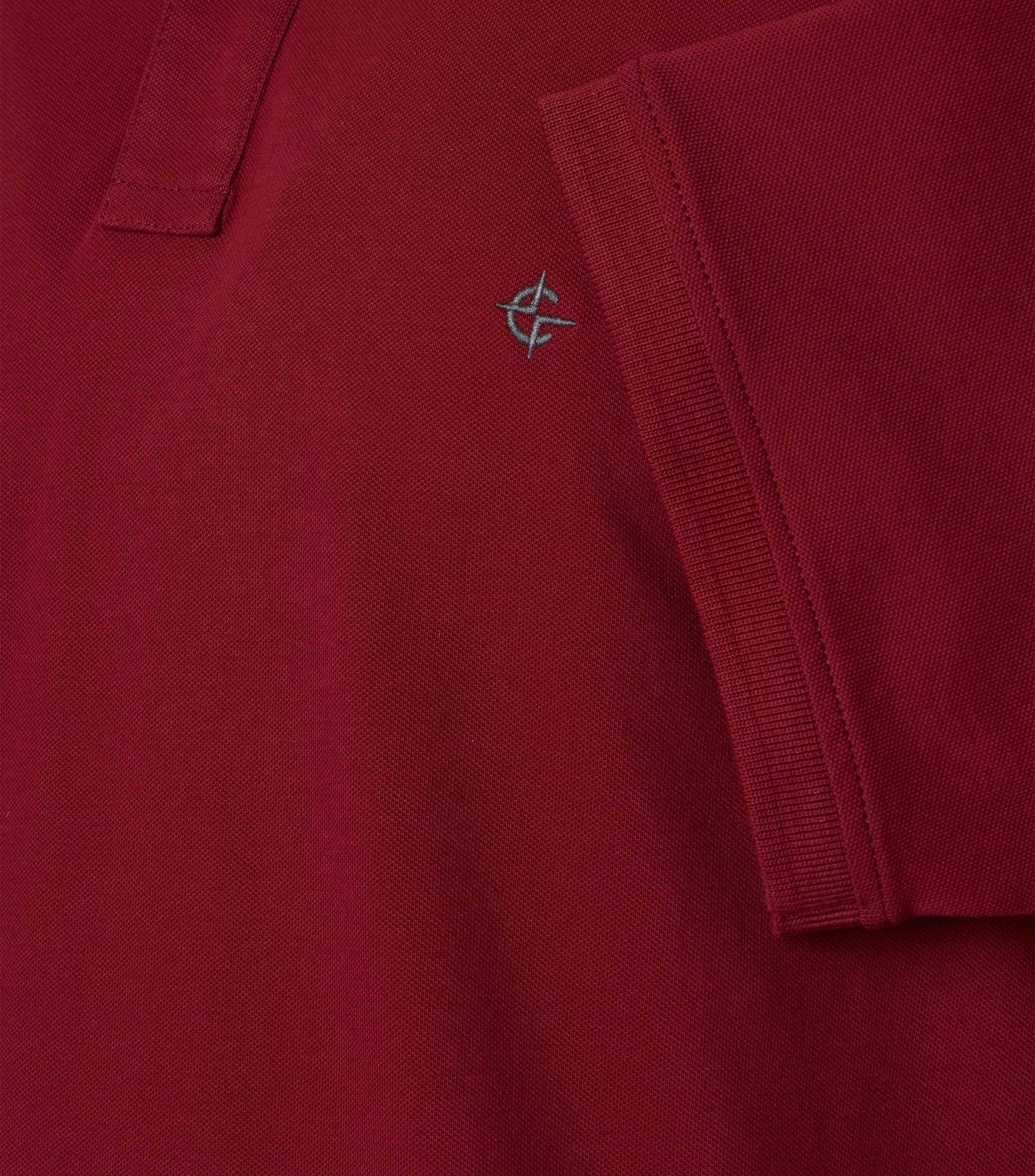 Ein Polo-Shirt im uni Muster in der Farbe Dunkelrot