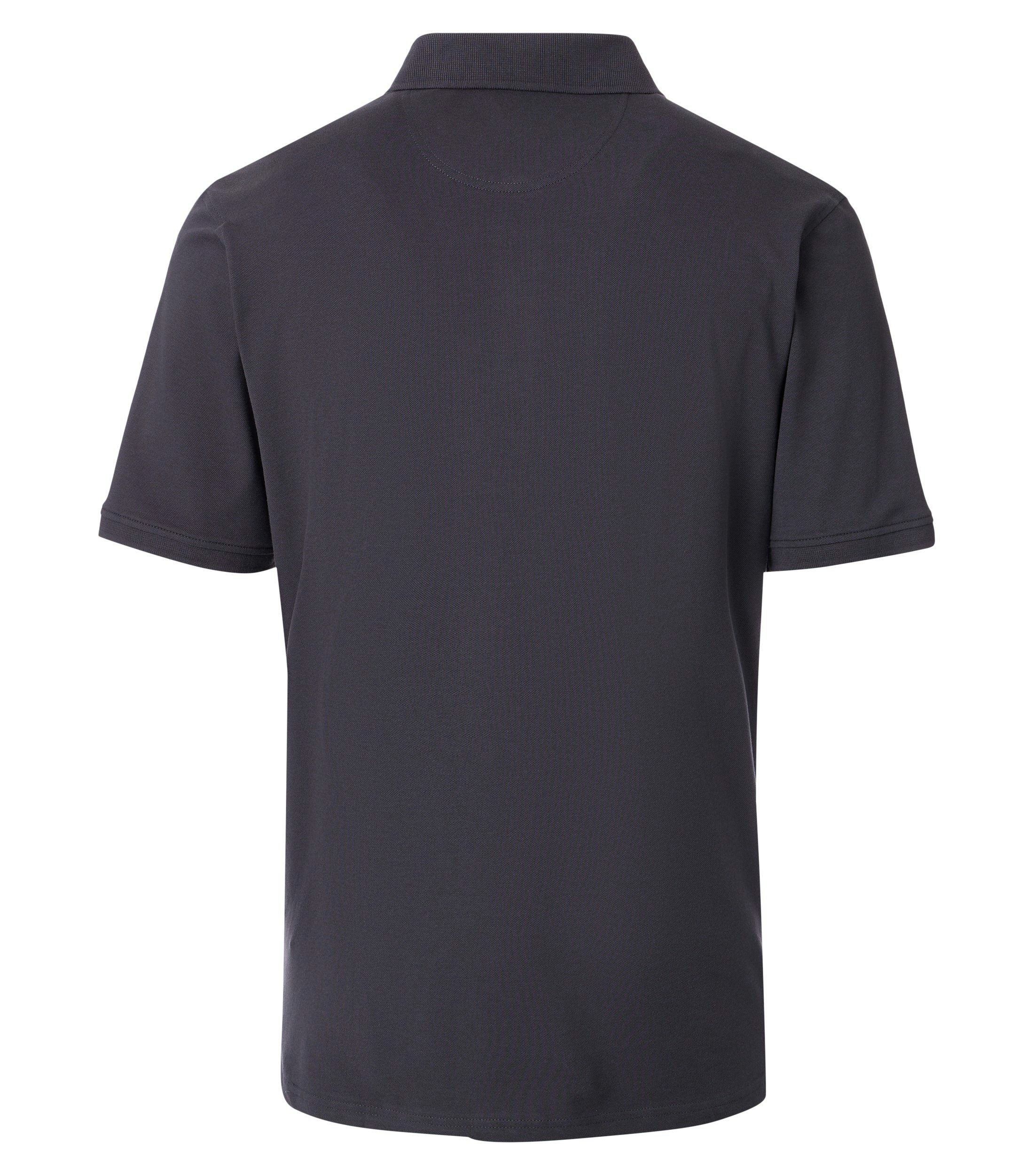 Das Model trägt ein PoloShirt im uni Muster in der Farbe Dunkelgrau