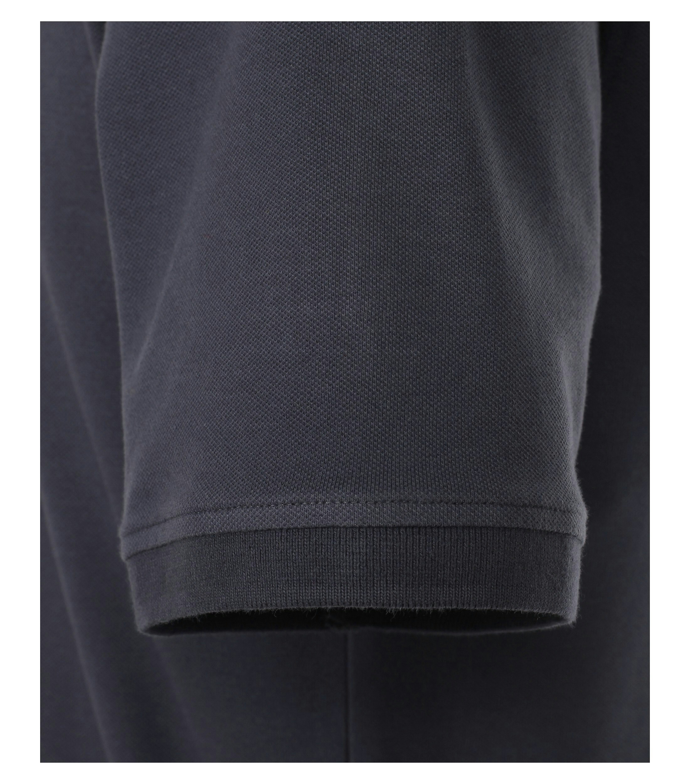 Das Model trägt ein PoloShirt im uni Muster in der Farbe Dunkelgrau