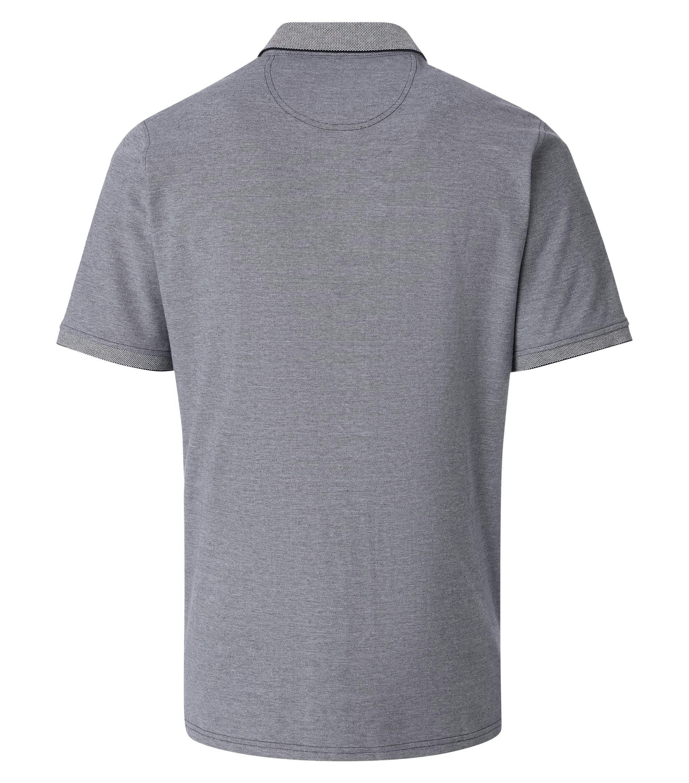 Das Model trägt ein PoloShirt im uni Muster in der Farbe Hellgrau