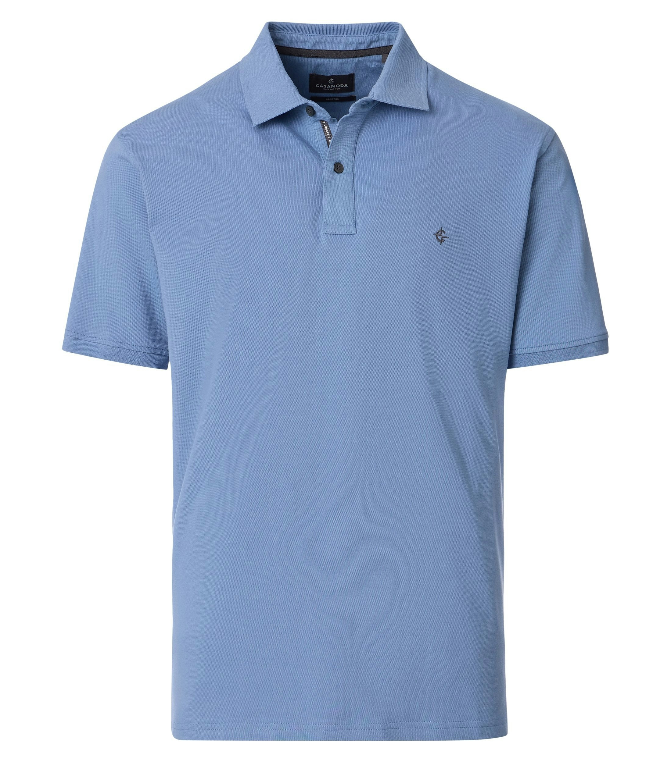 Das Model trägt ein PoloShirt im uni Muster in der Farbe  Hellblau