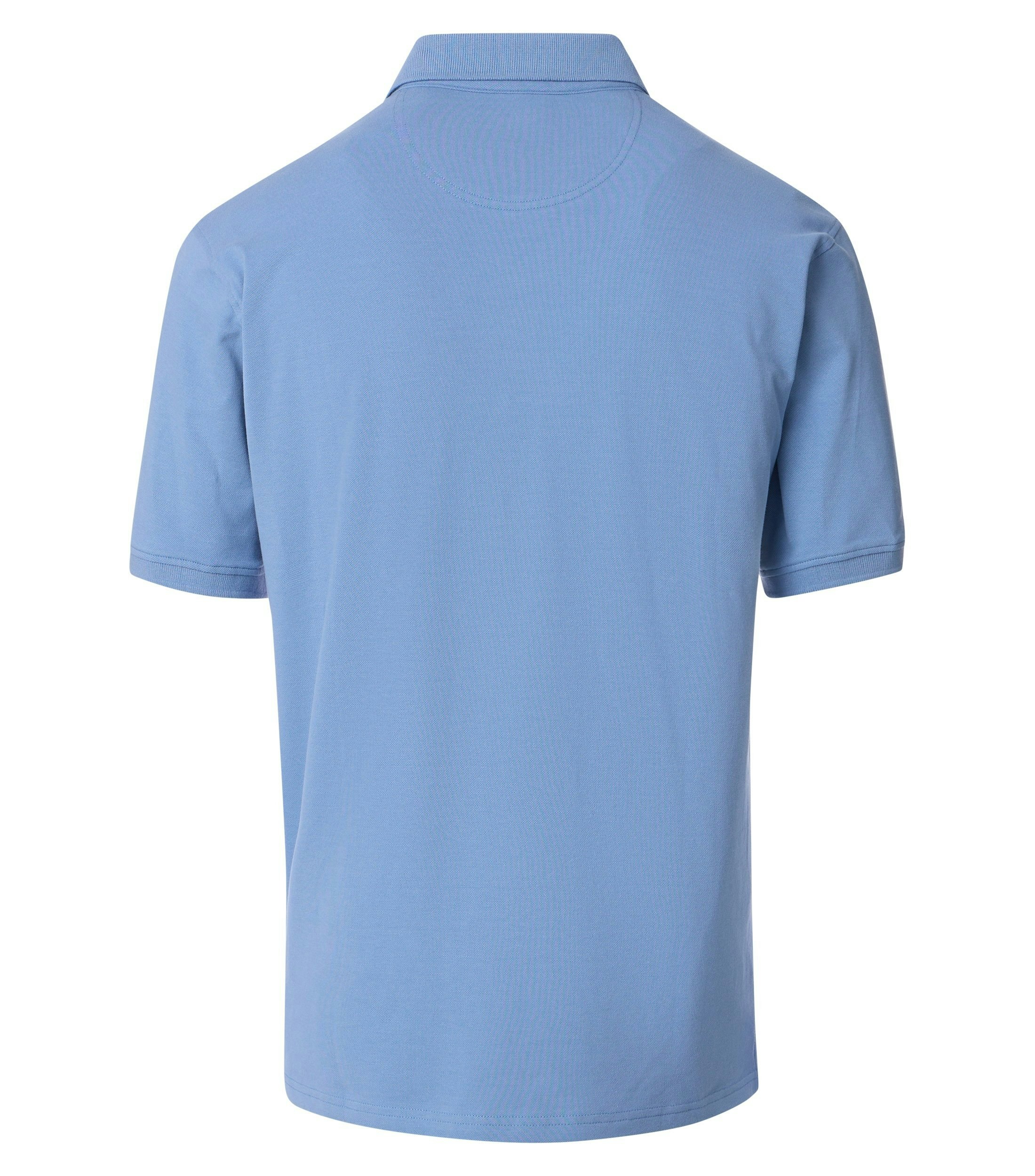 Das Model trägt ein PoloShirt im uni Muster in der Farbe  Hellblau