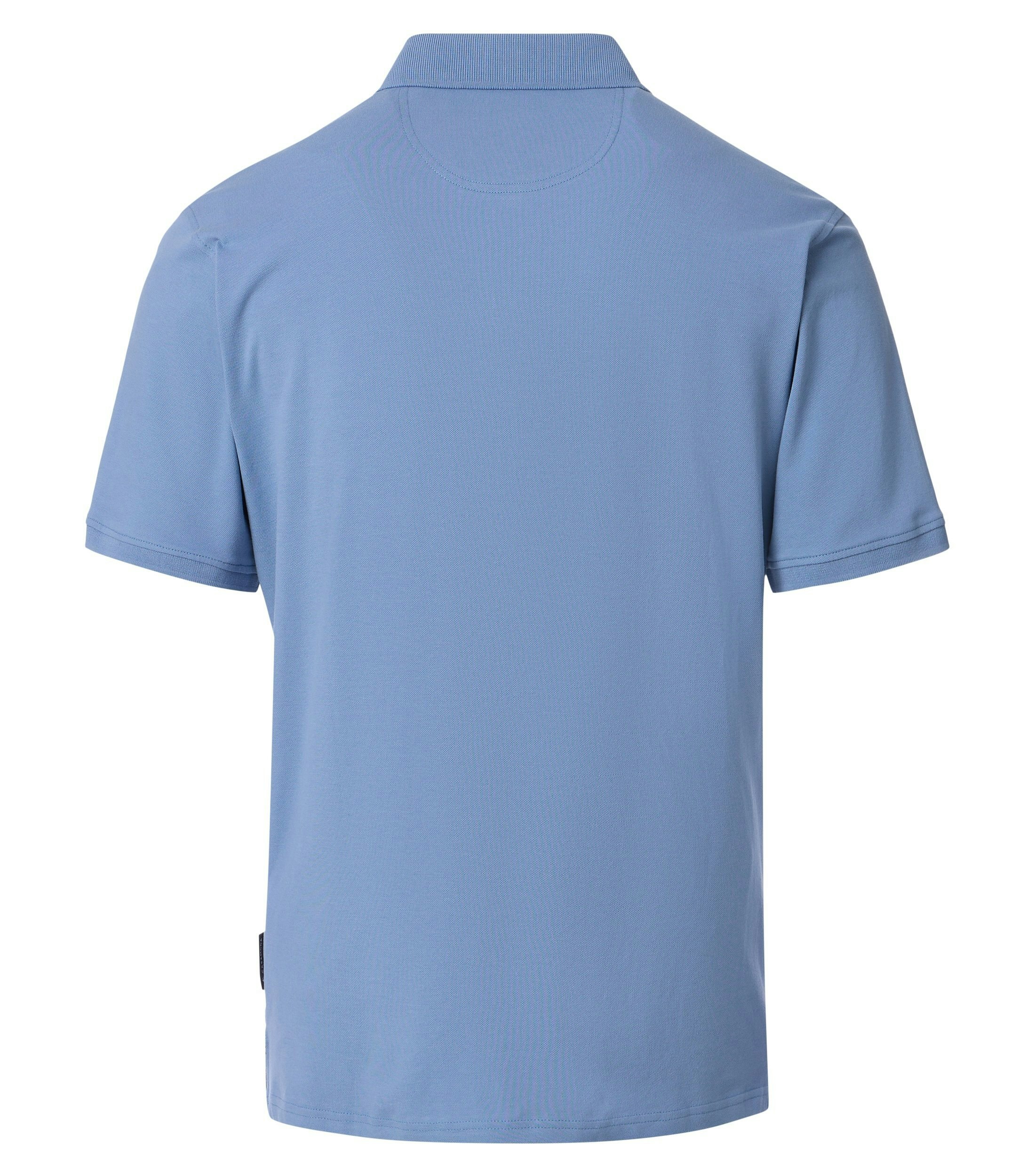 Das Model trägt ein PoloShirt im uni Muster in der Farbe  Hellblau