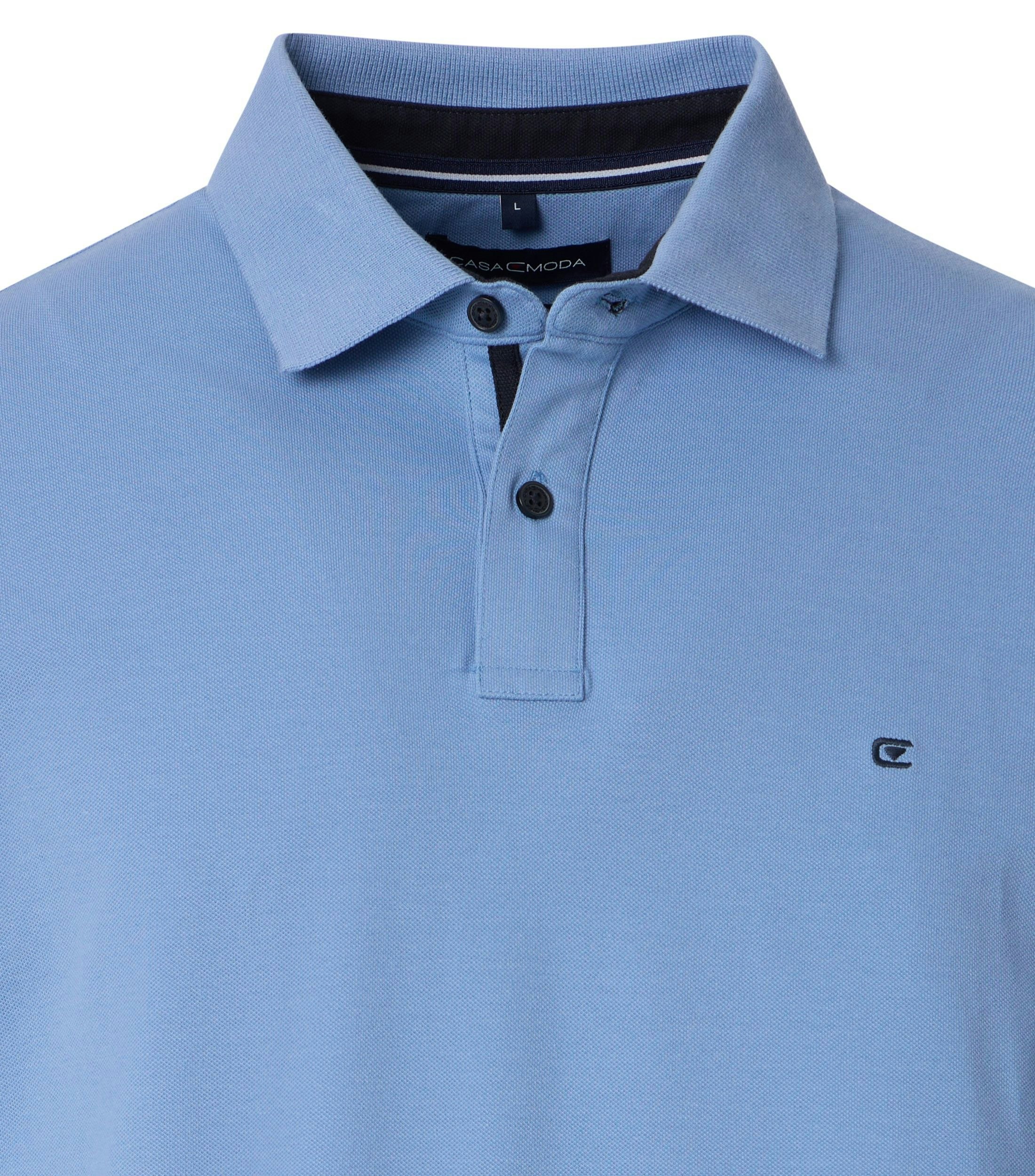 Das Model trägt ein PoloShirt im uni Muster in der Farbe  Hellblau