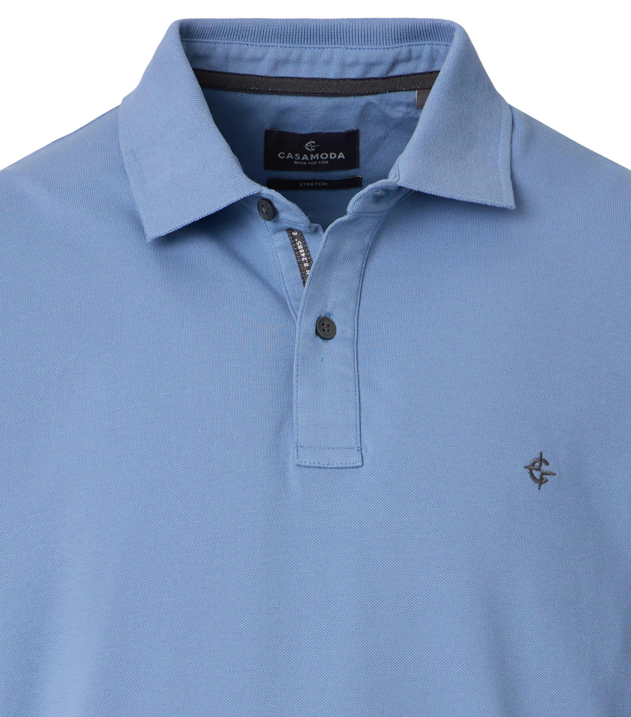 Das Model trägt ein PoloShirt im uni Muster in der Farbe  Hellblau