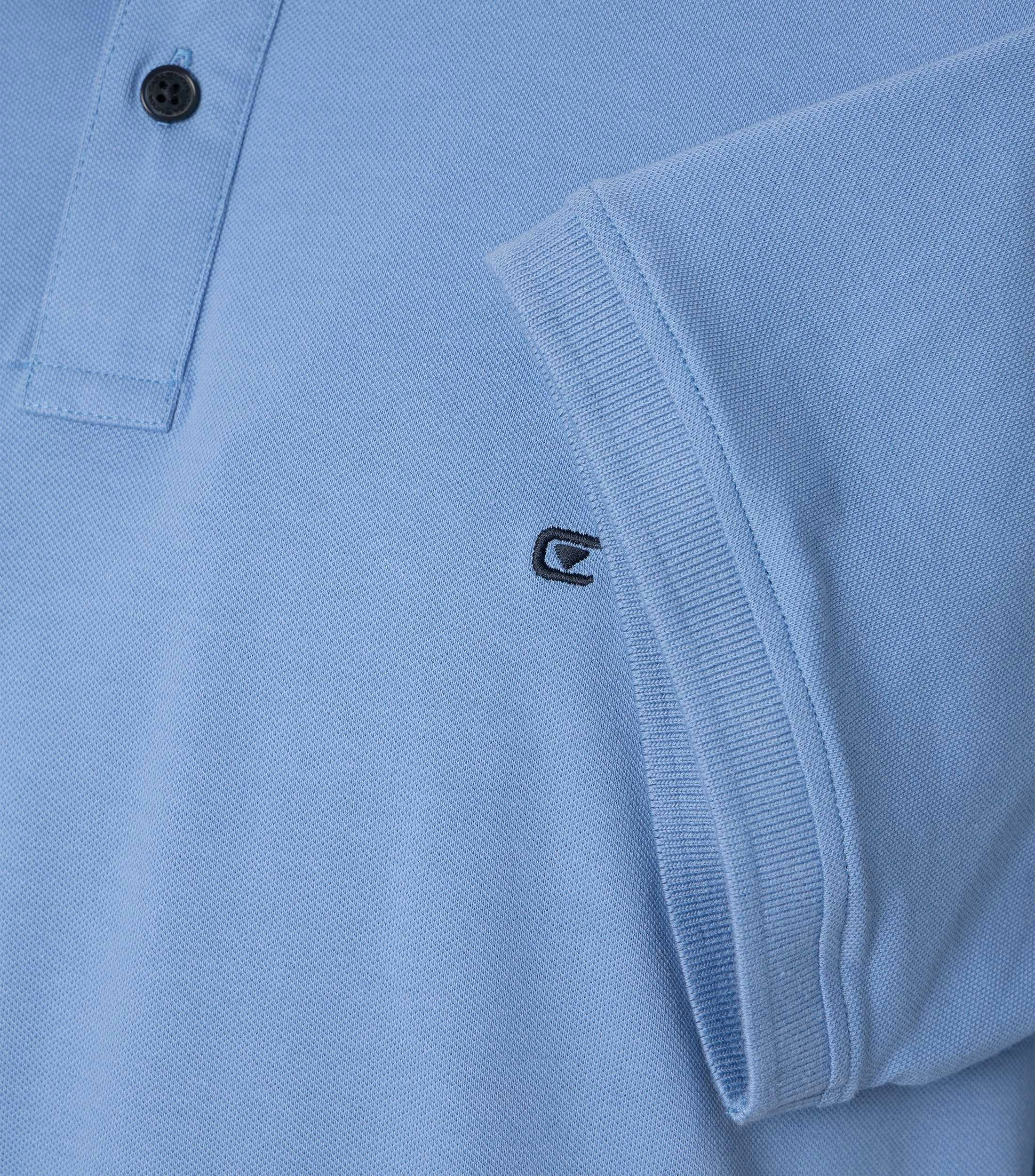 Das Model trägt ein PoloShirt im uni Muster in der Farbe  Hellblau