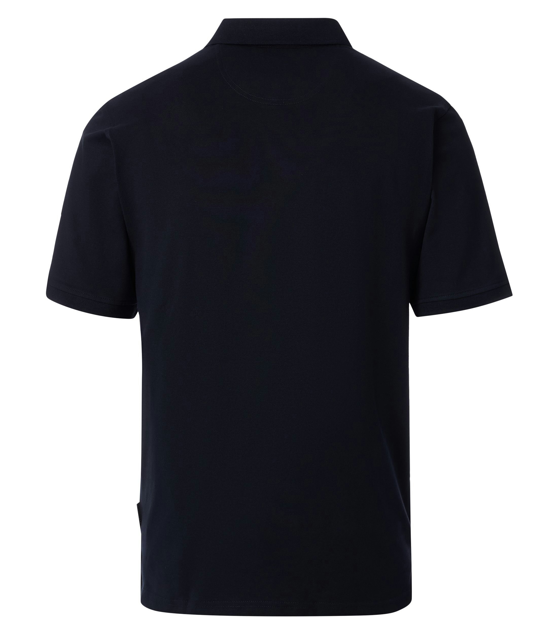 Das Model trägt ein PoloShirt im uni Muster in der Farbe Dunkelblau