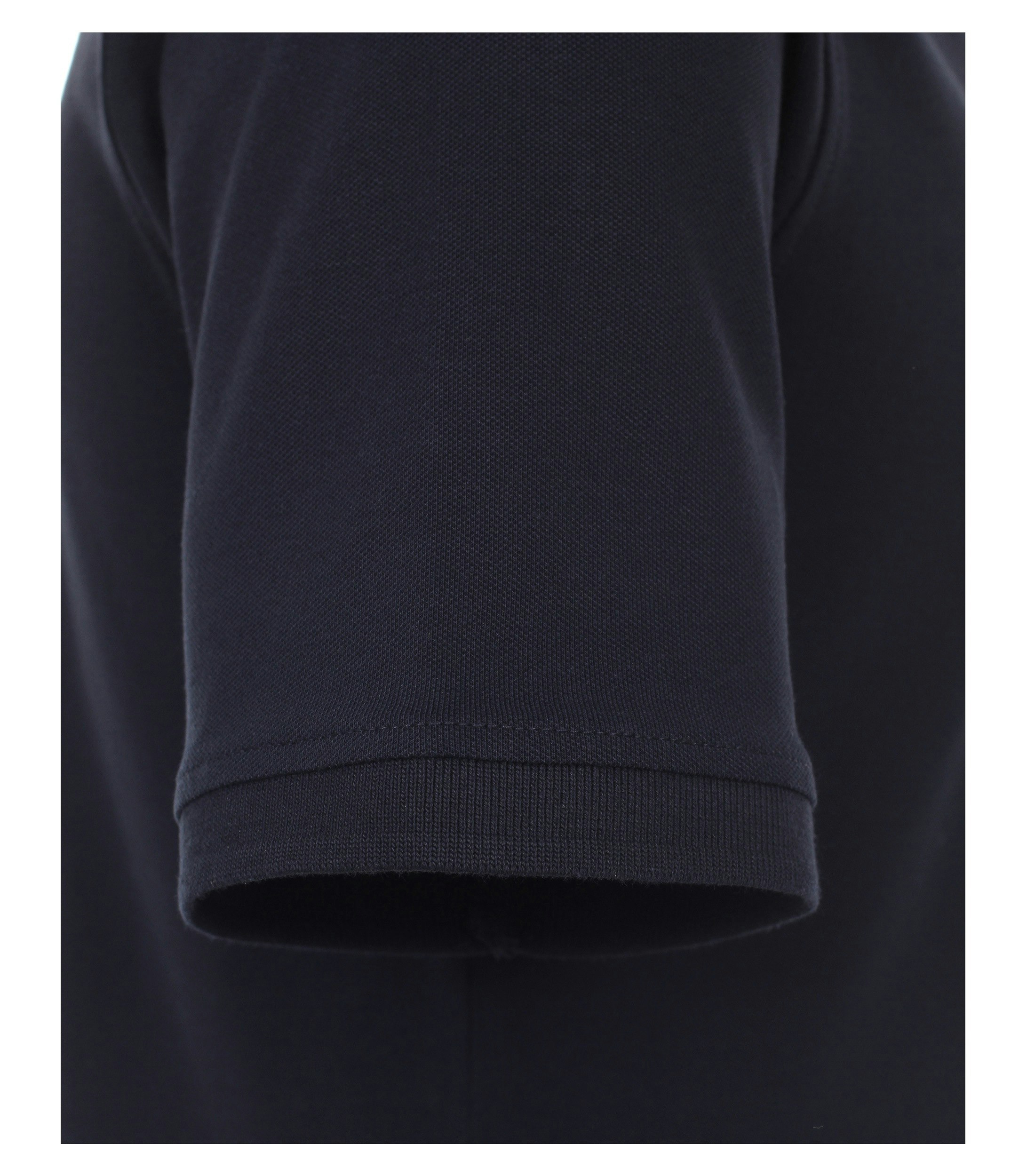 Das Model trägt ein PoloShirt im uni Muster in der Farbe Dunkelblau