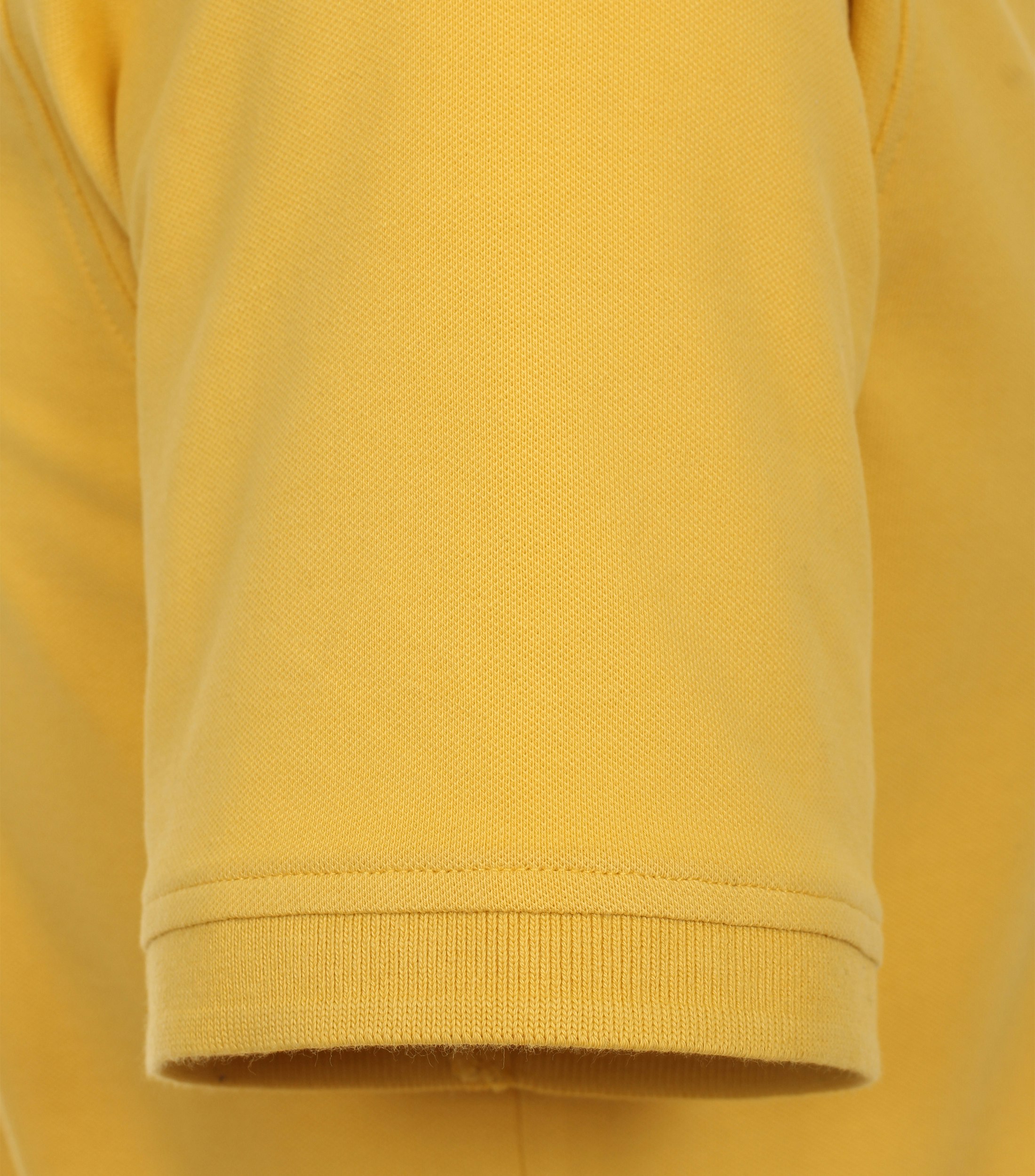 Das Model trägt ein PoloShirt im uni Muster in der Farbe Gelb