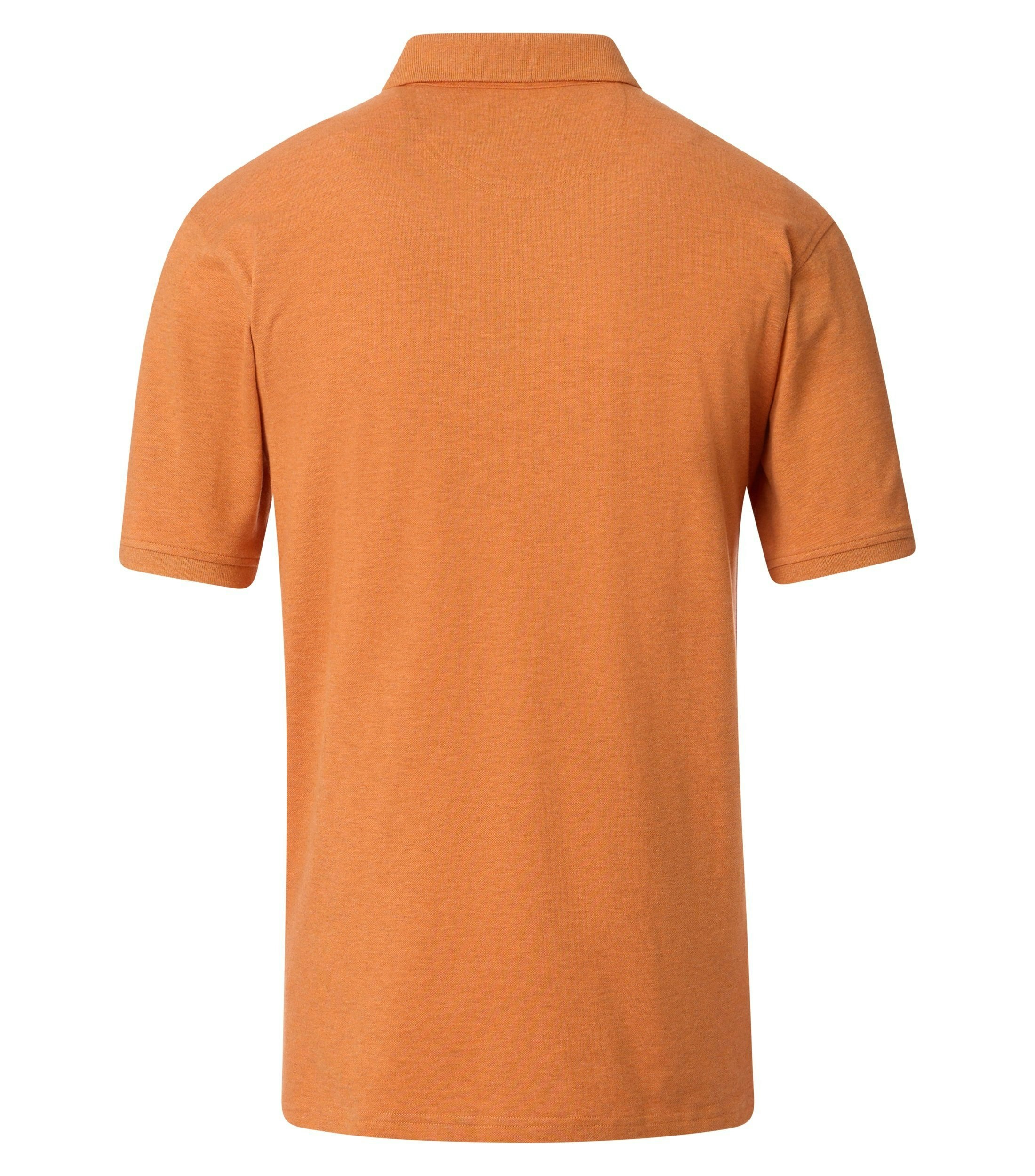 Das Model trägt ein PoloShirt im uni Muster in der Farbe Orange