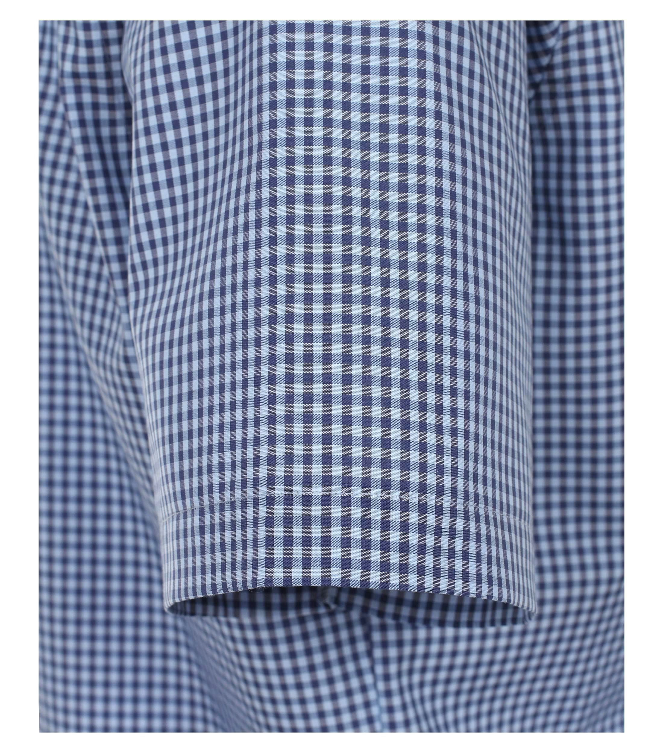 Ein Businesshemd im kariert Muster in der Farbe Hellblau