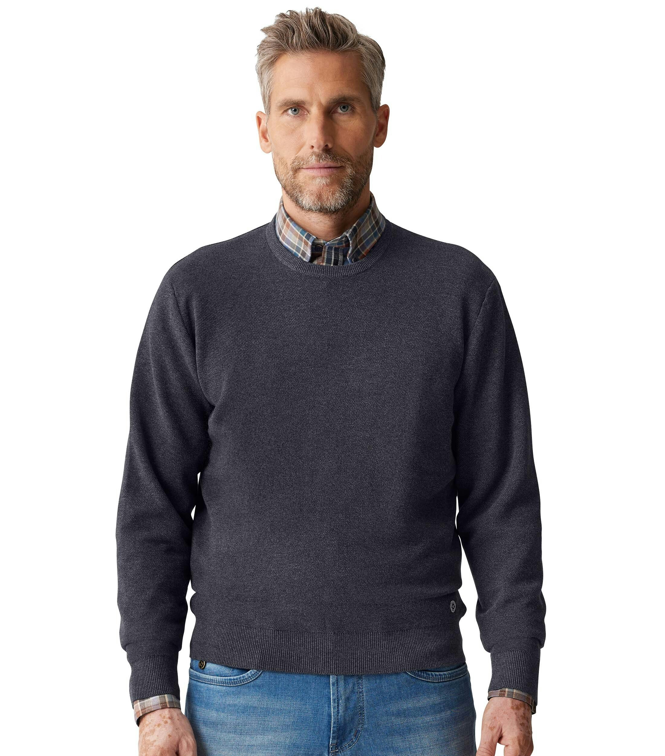 Das Model trägt ein Pullover im uni Muster in der Farbe Dunkelblau