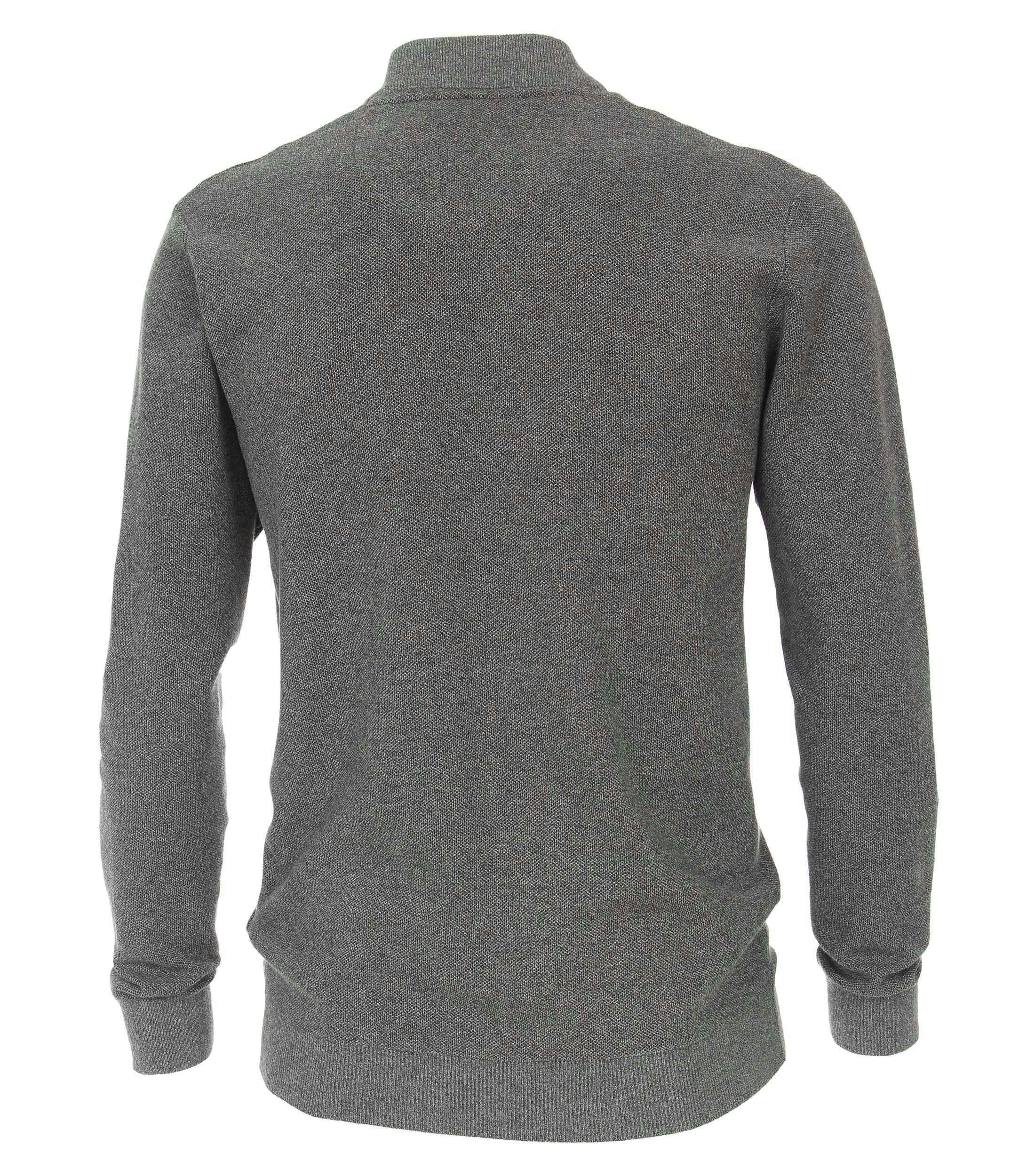 Das Model trägt eine Strickjacke im uni Muster in der Farbe Grau