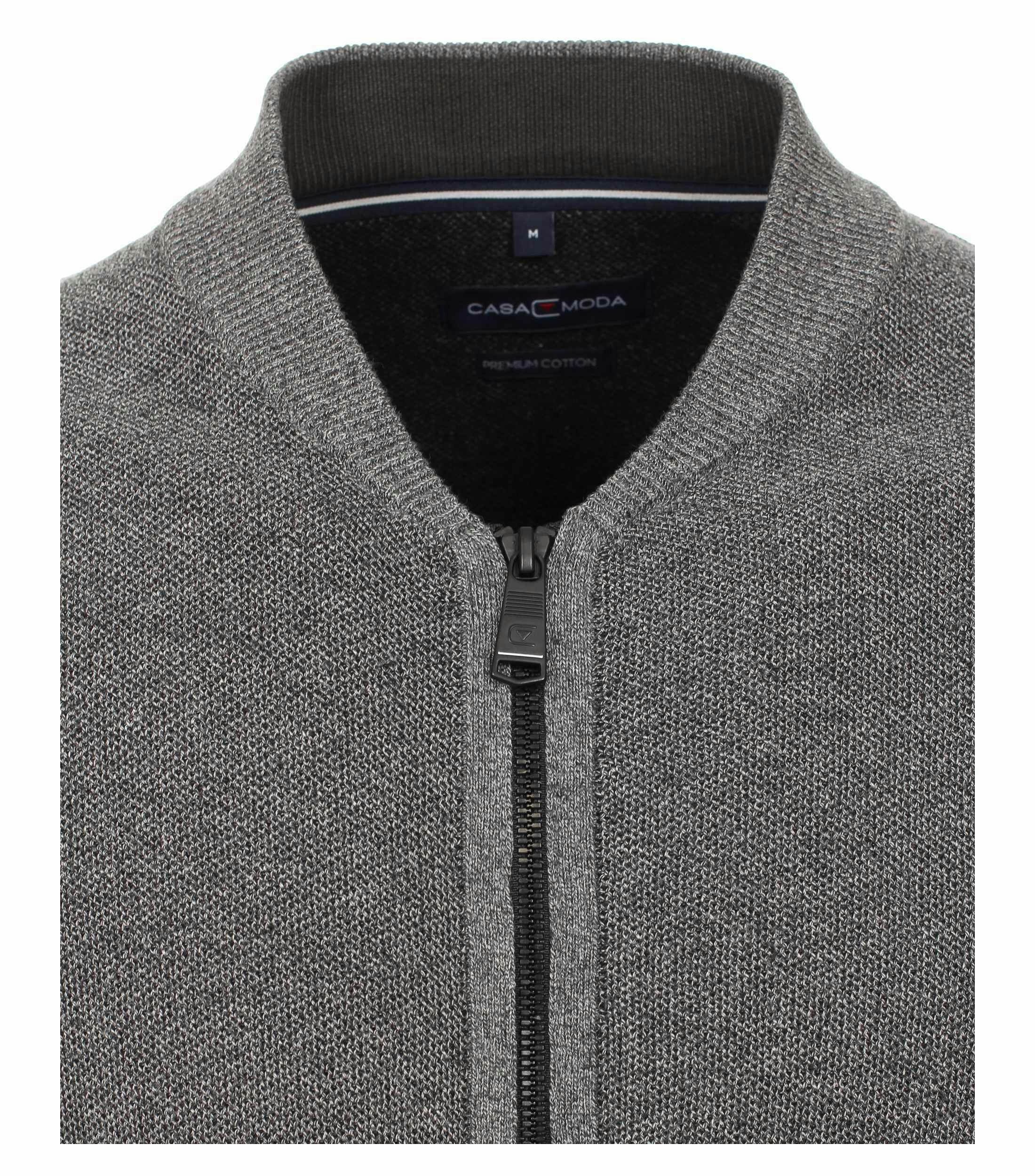 Das Model trägt eine Strickjacke im uni Muster in der Farbe Grau