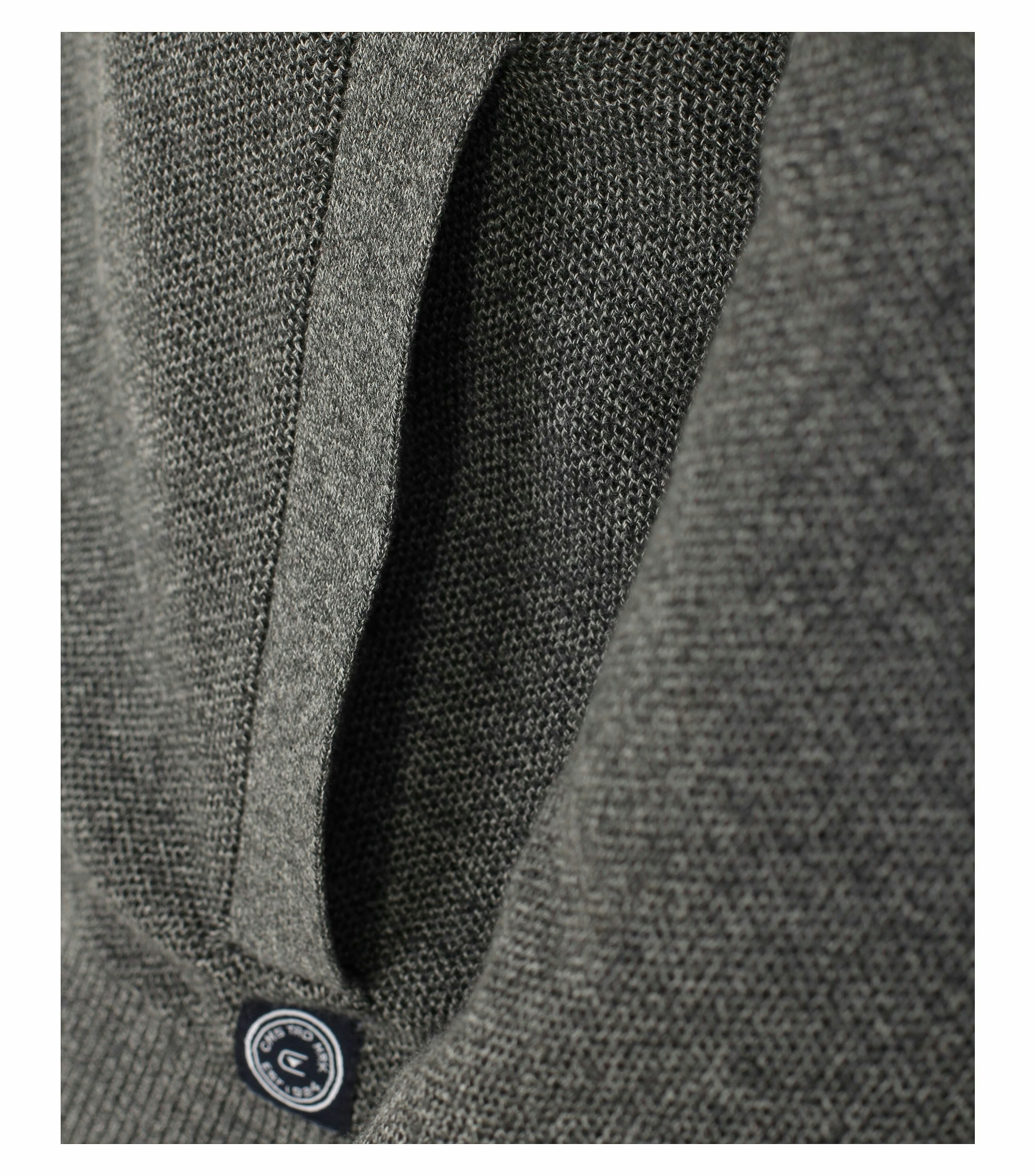 Das Model trägt eine Strickjacke im uni Muster in der Farbe Grau