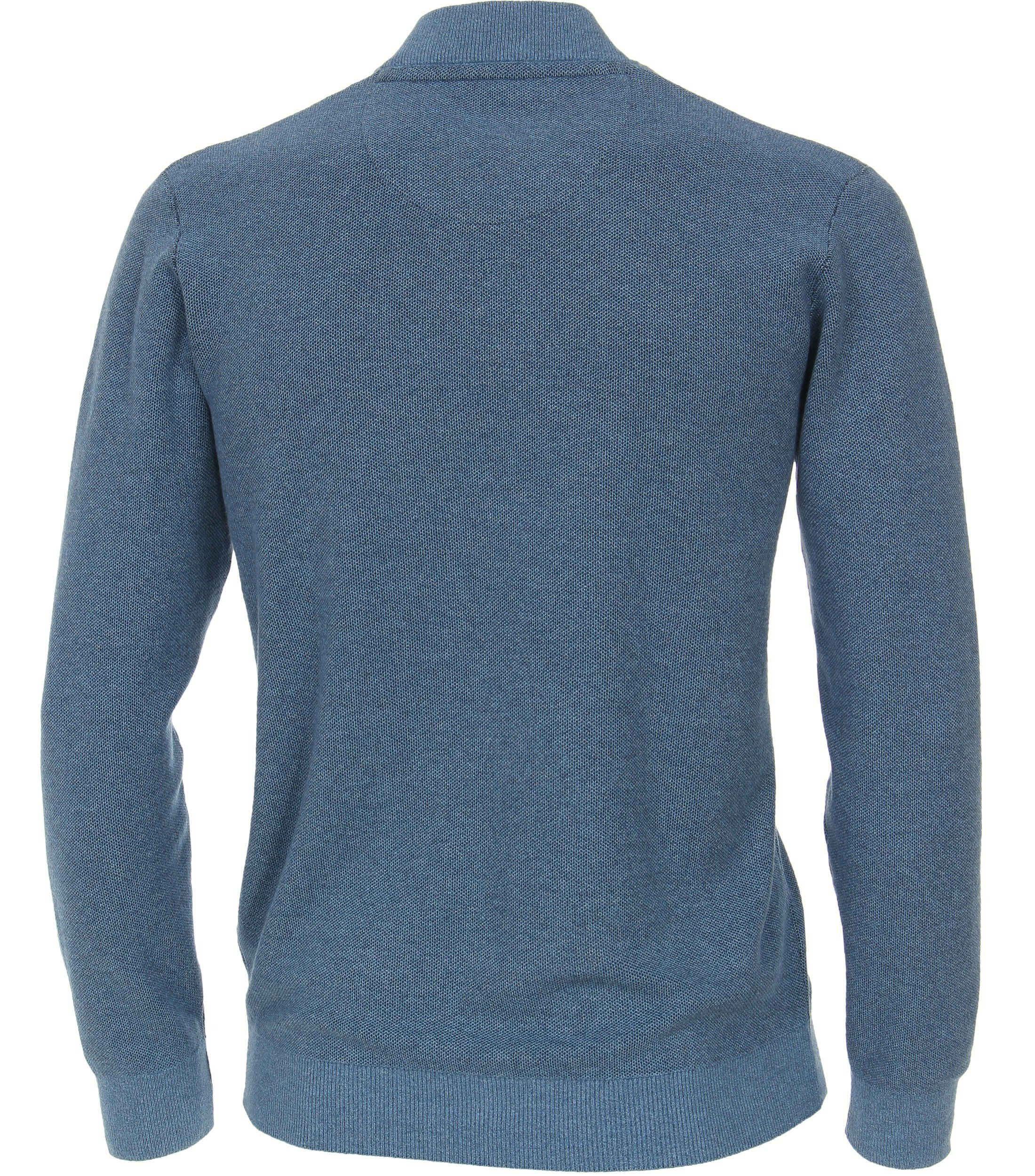 Das Model trägt eine Strickjacke im uni Muster in der Farbe Hellblau