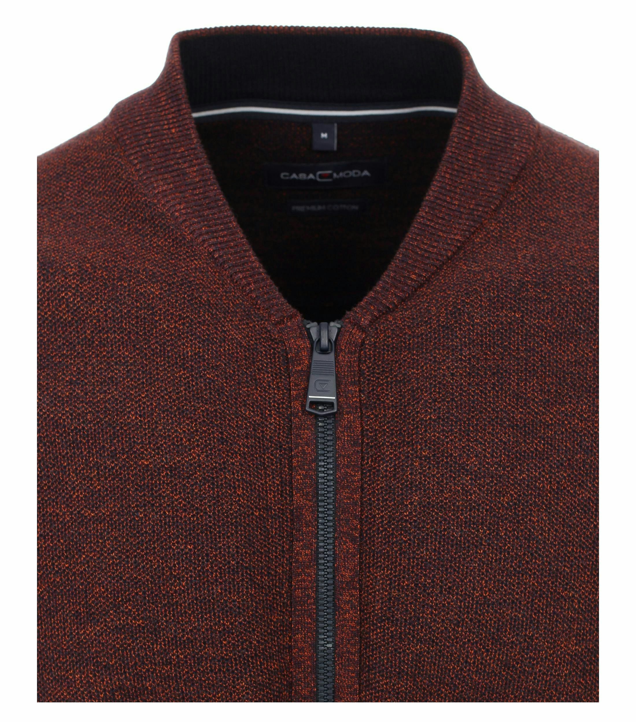 Das Model trägt eine Strickjacke im uni Muster in der Farbe Dunkelorange