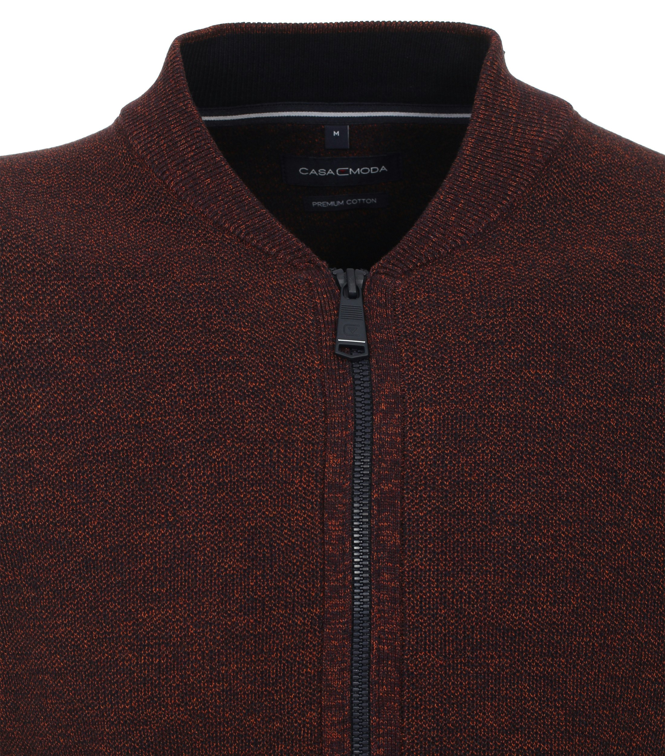 Das Model trägt eine Strickjacke im uni Muster in der Farbe Dunkelorange
