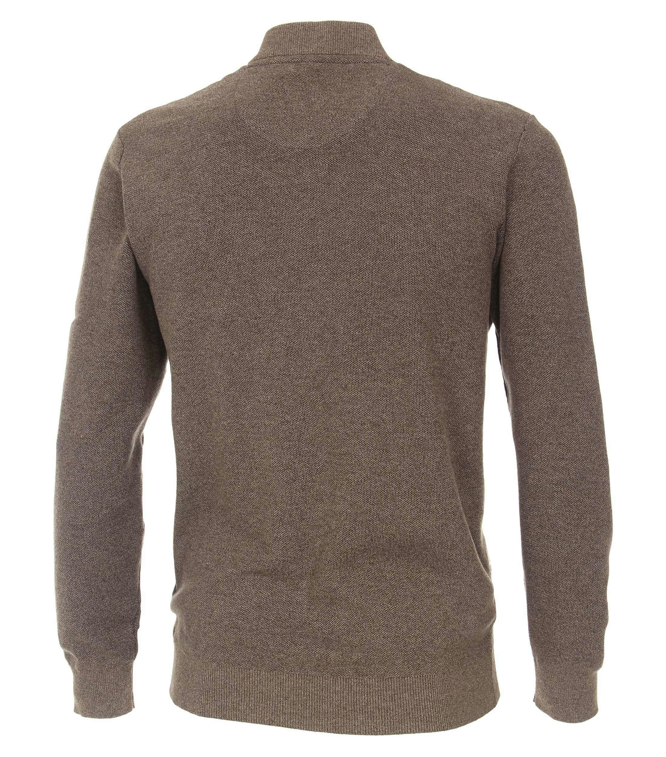 Das Model trägt eine Strickjacke im uni Muster in der Farbe Beige