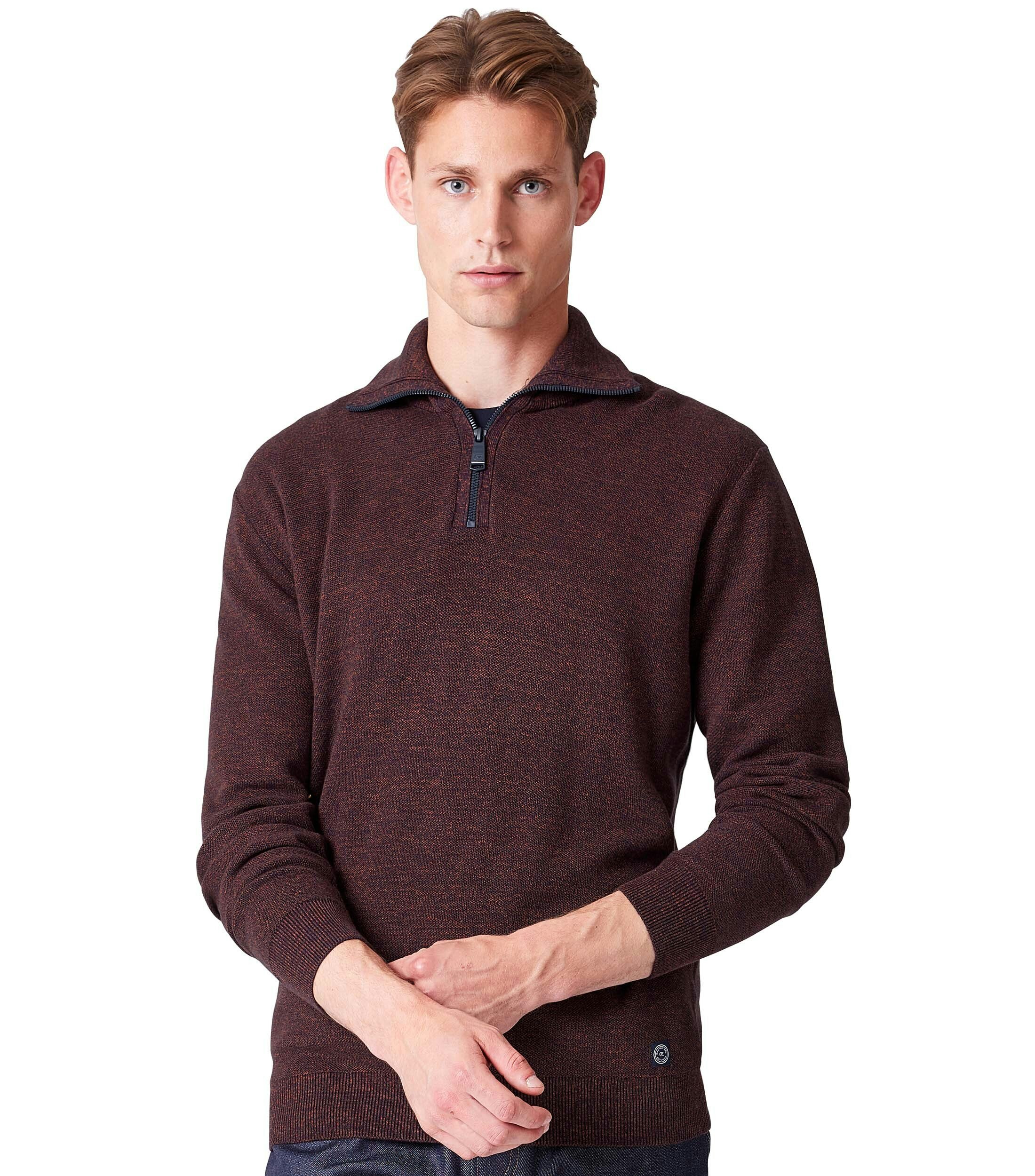 Das Model trägt ein Troyer im uni Muster in der Farbe Dunkelorange