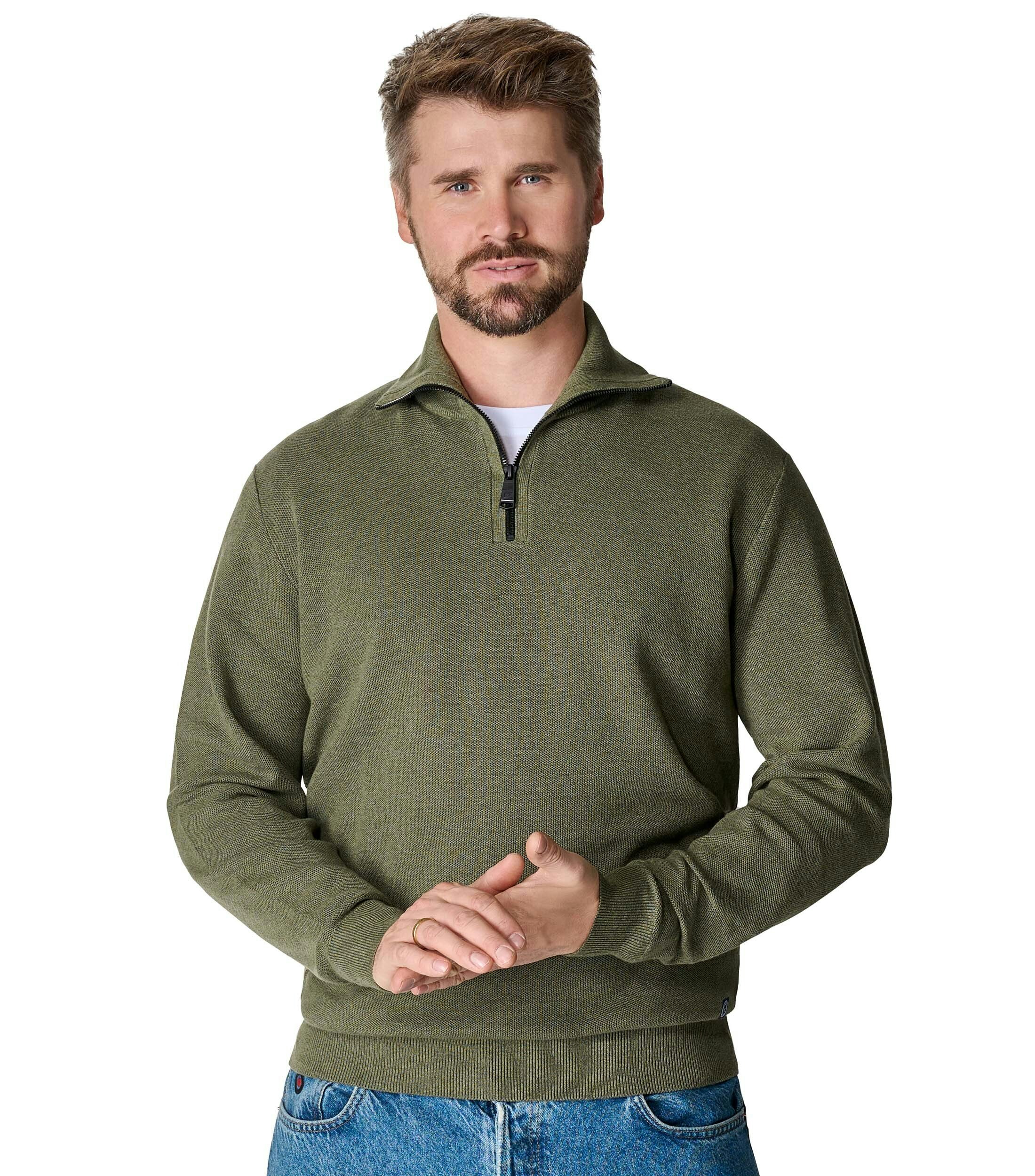 Das Model trägt ein Troyer im uni Muster in der Farbe  Dunkelgrün