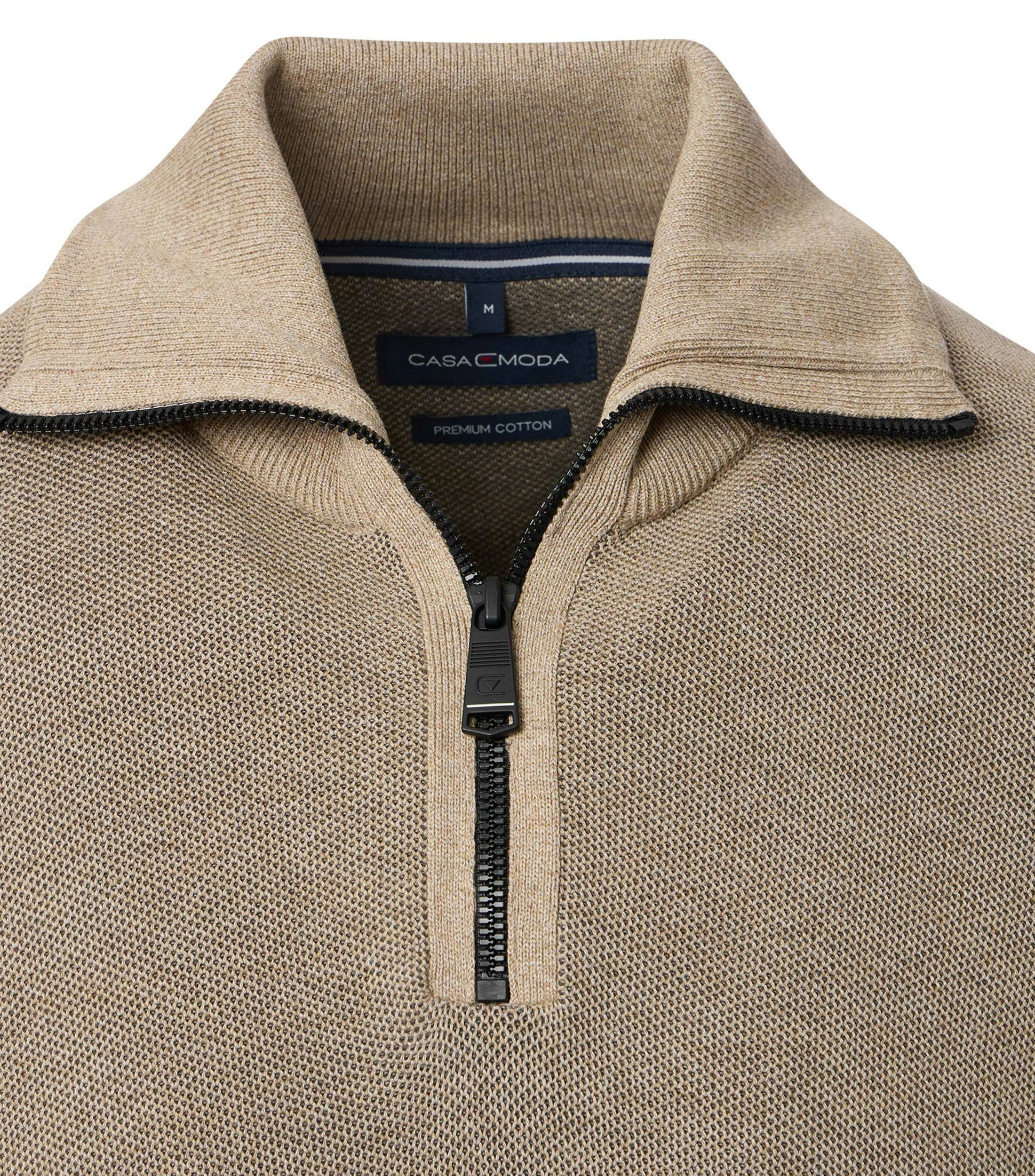 Das Model trägt ein Troyer im uni Muster in der Farbe Braun