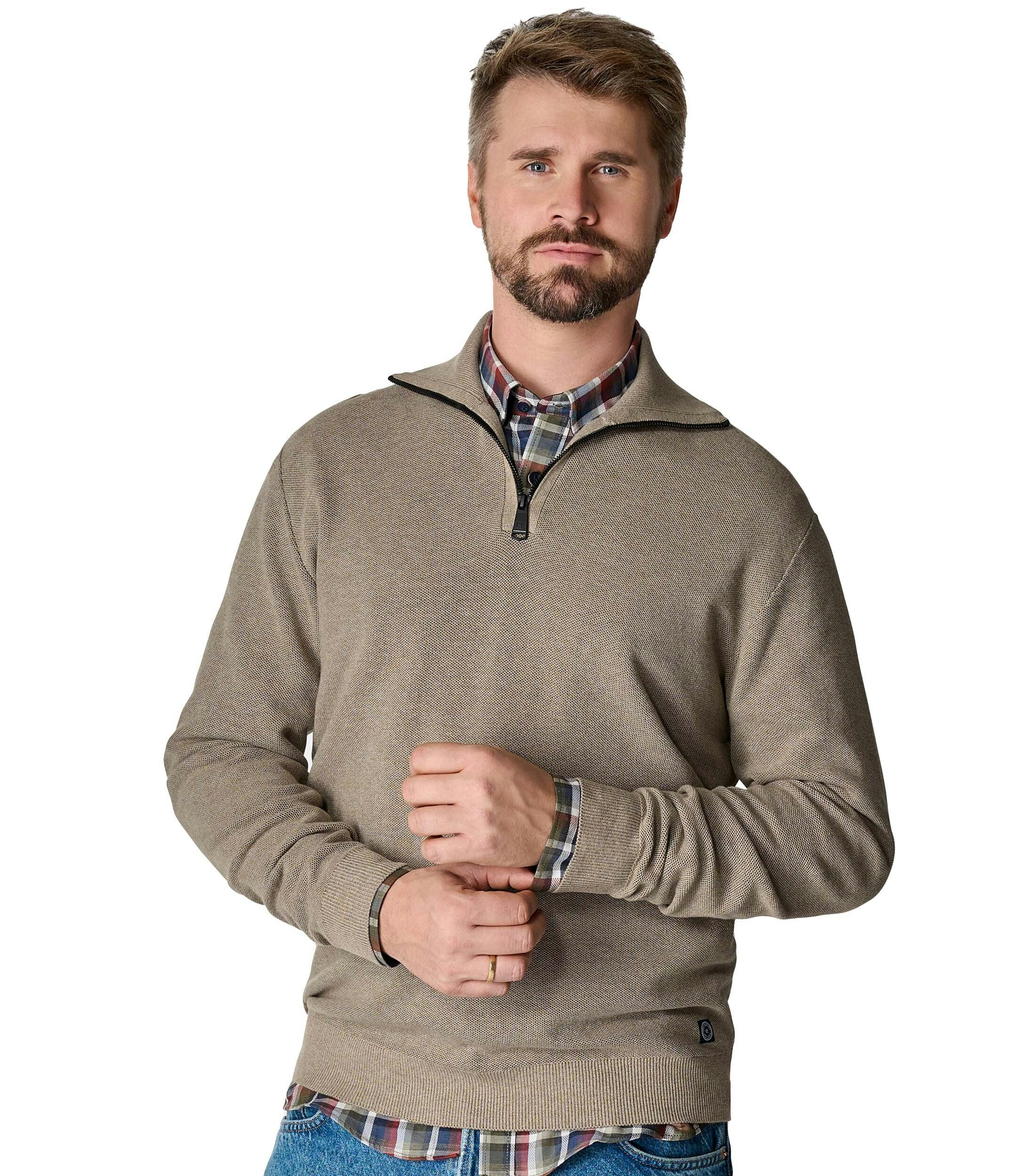 Das Model trägt ein Troyer im uni Muster in der Farbe Braun