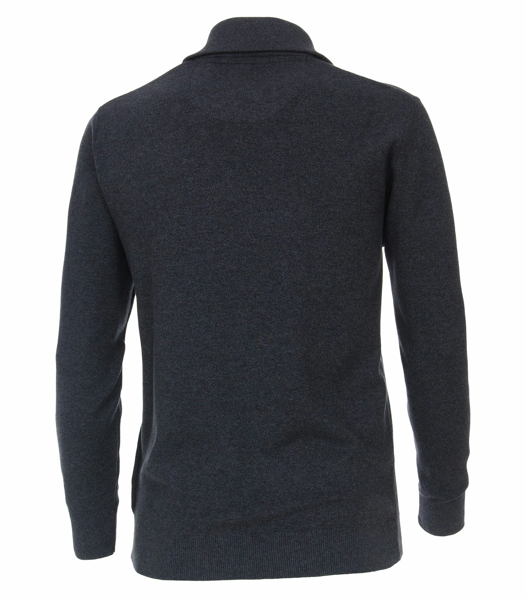 Das Model trägt ein Troyer im uni Muster in der Farbe Dunkelblau