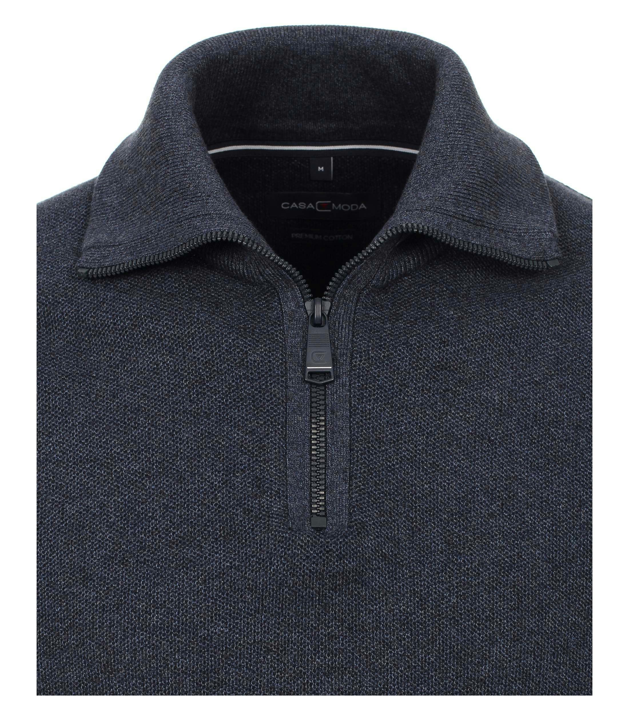 Das Model trägt ein Troyer im uni Muster in der Farbe Dunkelblau